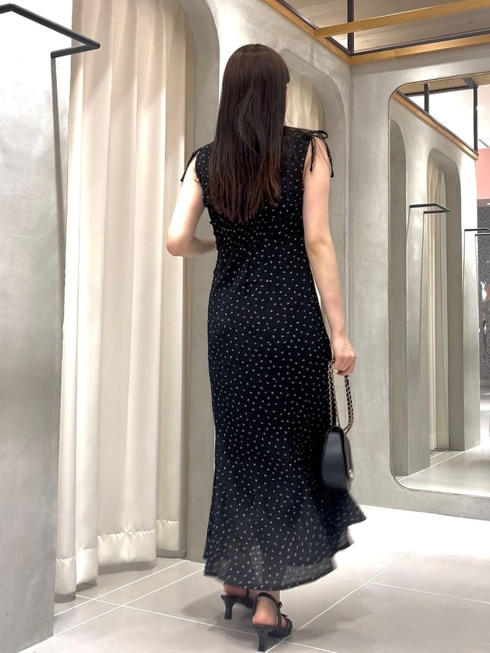 「アルシーヴ(archives)、アルシーヴ、archives、小花柄、小花柄ワンピース、花柄、花柄ワンピース、フェミニン、大人ガーリー、ワントーンコーデ、ブラックコーデ、夏コーデ、韓国ファッション」｜「archivesの小花柄ドロストノースリワンピース（ワンピース、ブラック系）」を使った、archivesさん（骨格ウェーブ・レディース・156cm）の夏コーディネートの2枚目の写真