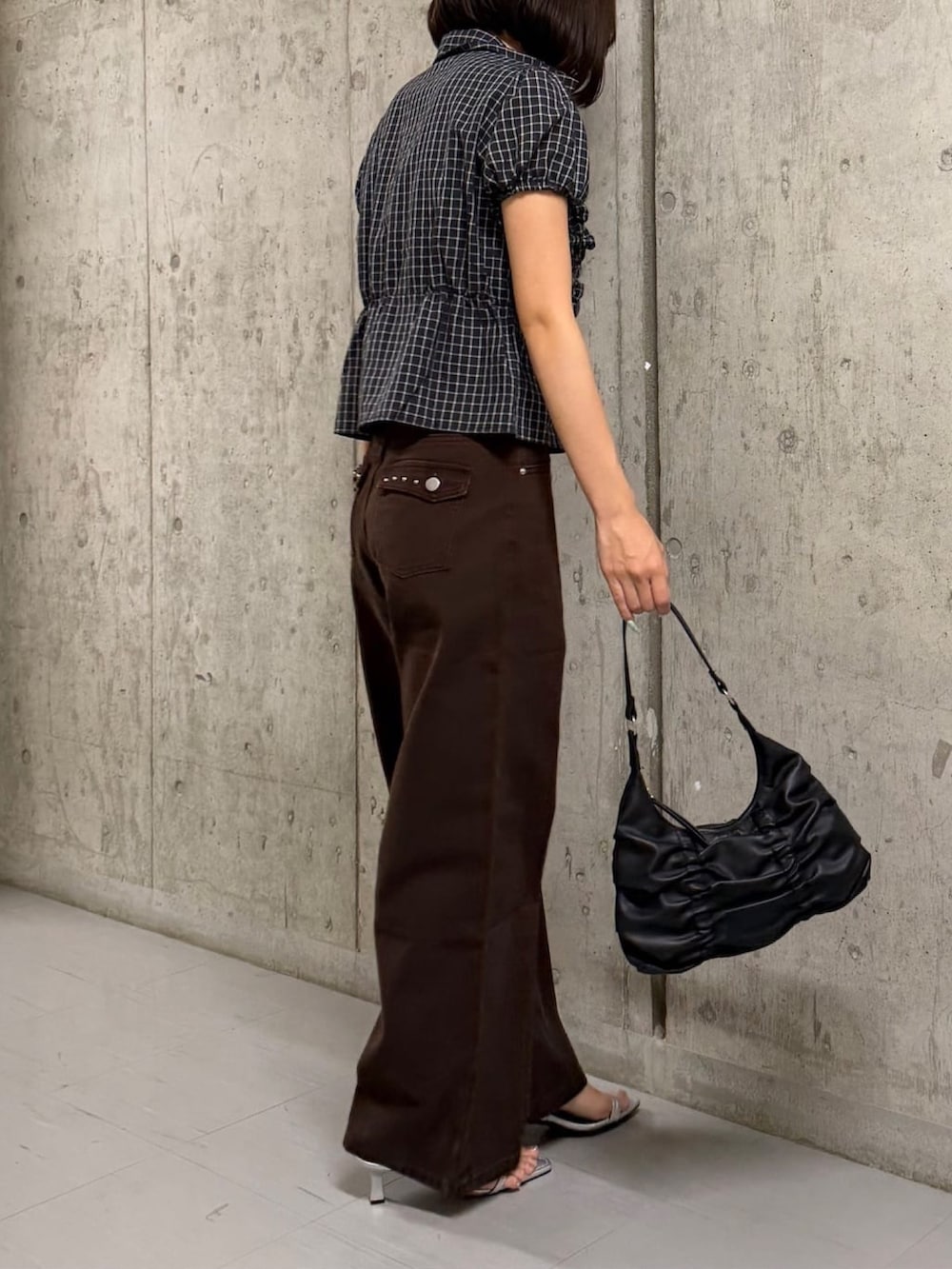 ブラック系のシャツ/ブラウス、ブラウン系のデニムパンツ、グレー系のサンダルを着用したレディースの夏コーディネートの3枚目の写真
