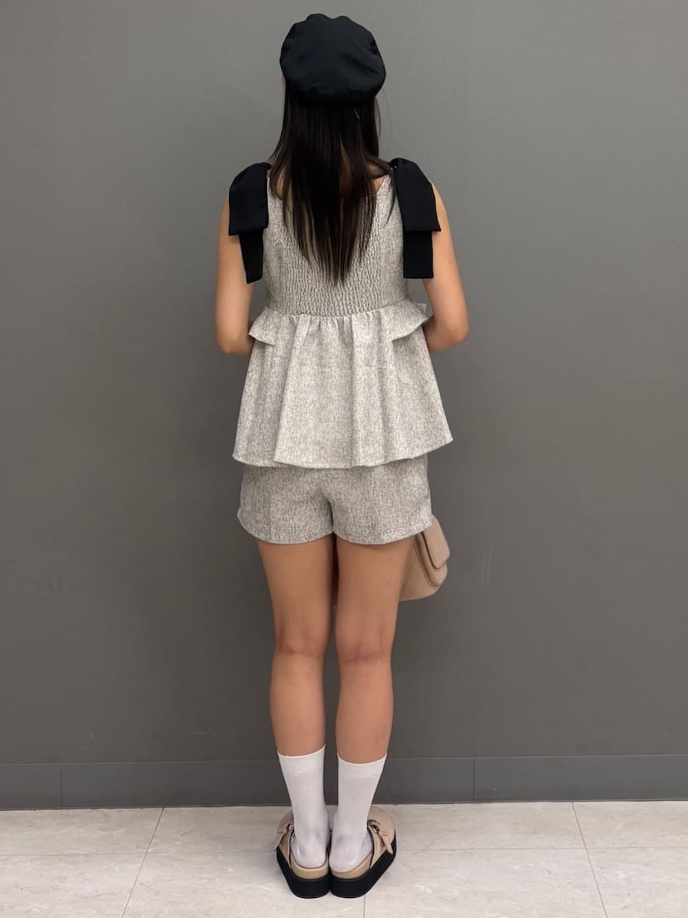 ホワイト系のその他パンツ、ベージュ系のその他シューズ、ホワイト系のシャツ/ブラウスを着用したレディースの秋コーディネートの3枚目の写真