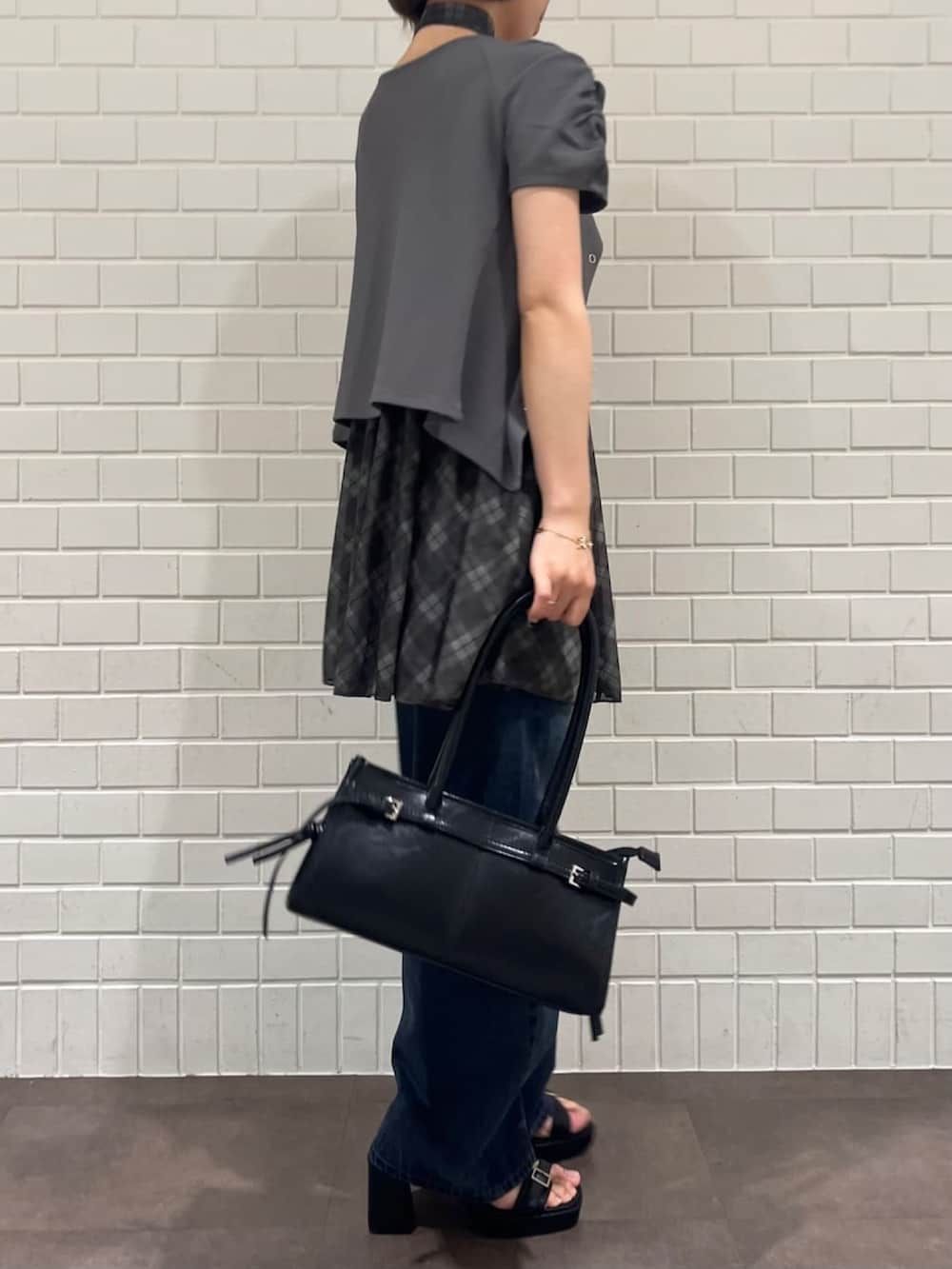 グレー系のTシャツ/カットソー、グレー系のワンピースを着用したレディースの夏コーディネートの2枚目の写真