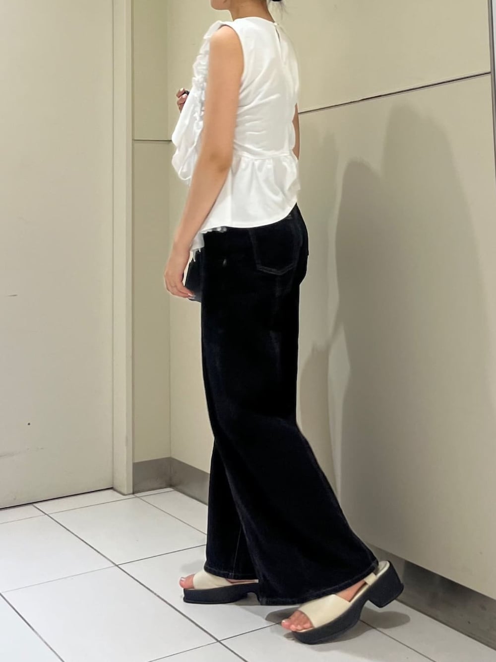 ブラウン系のTシャツ/カットソー、ブラック系のデニムパンツを着用したレディースの夏コーディネートの2枚目の写真