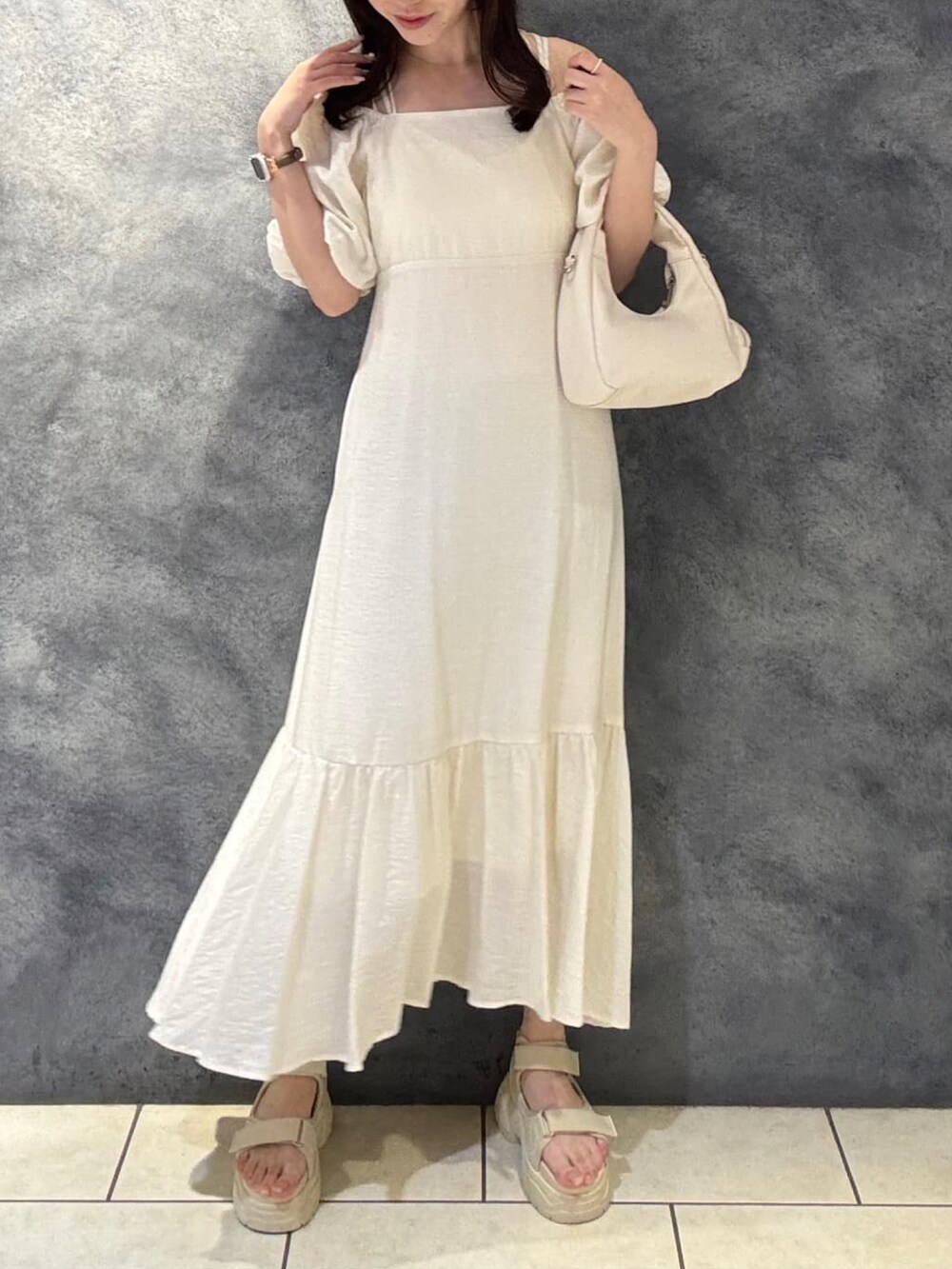 ホワイト系のワンピースを着用したレディースの夏コーディネートの3枚目の写真