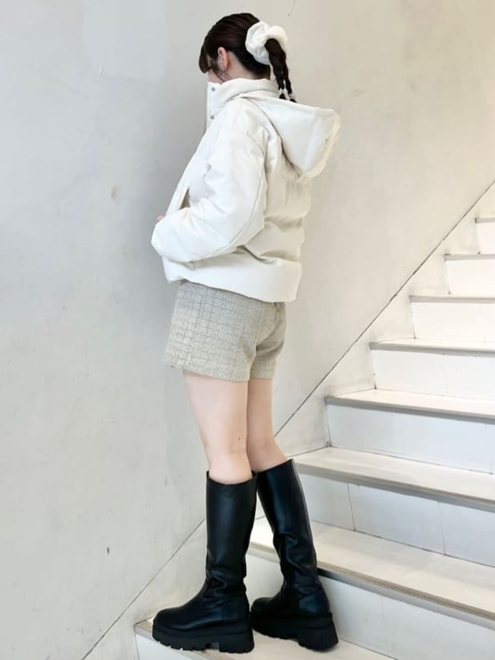 「冬コーデ、クリスマスに着たい服、マイベストコーデ2024、お出かけコーデ、休日スタイル、ダウンジャケット、ミニスカート、ツイードスカート、ニット、カラーニット、冬アウター、archives、archivesスカート、テーマパークコーデ」｜「archivesのホワイトダックダウン／（ダウンジャケット/コート、ホワイト系）」を使った、archivesさん（レディース・162cm）の冬コーディネートの2枚目の写真