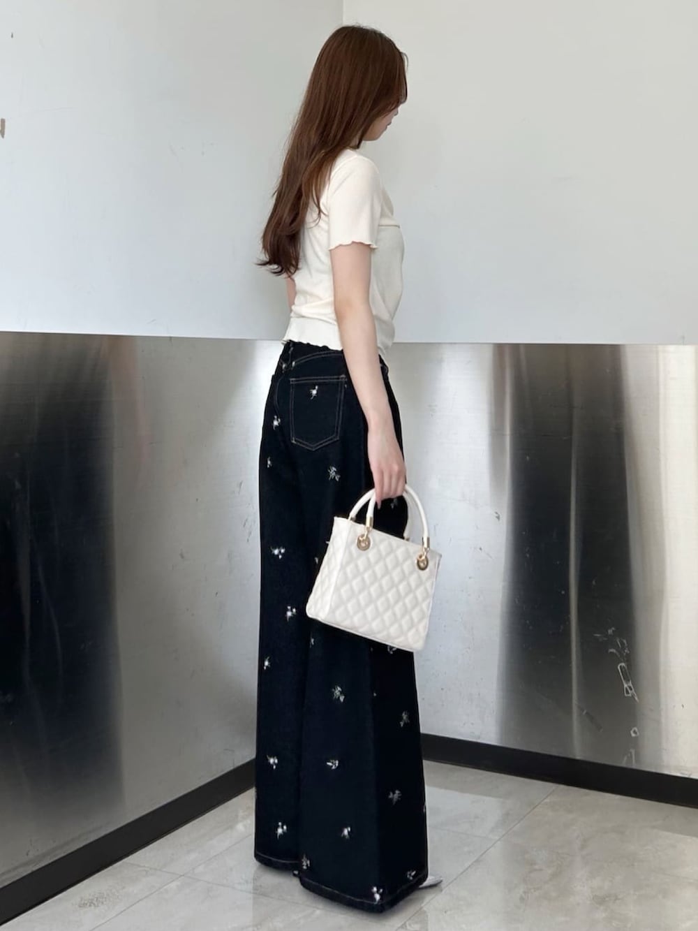 イエロー系のTシャツ/カットソー、ブラック系のデニムパンツを着用したレディースの夏コーディネートの3枚目の写真