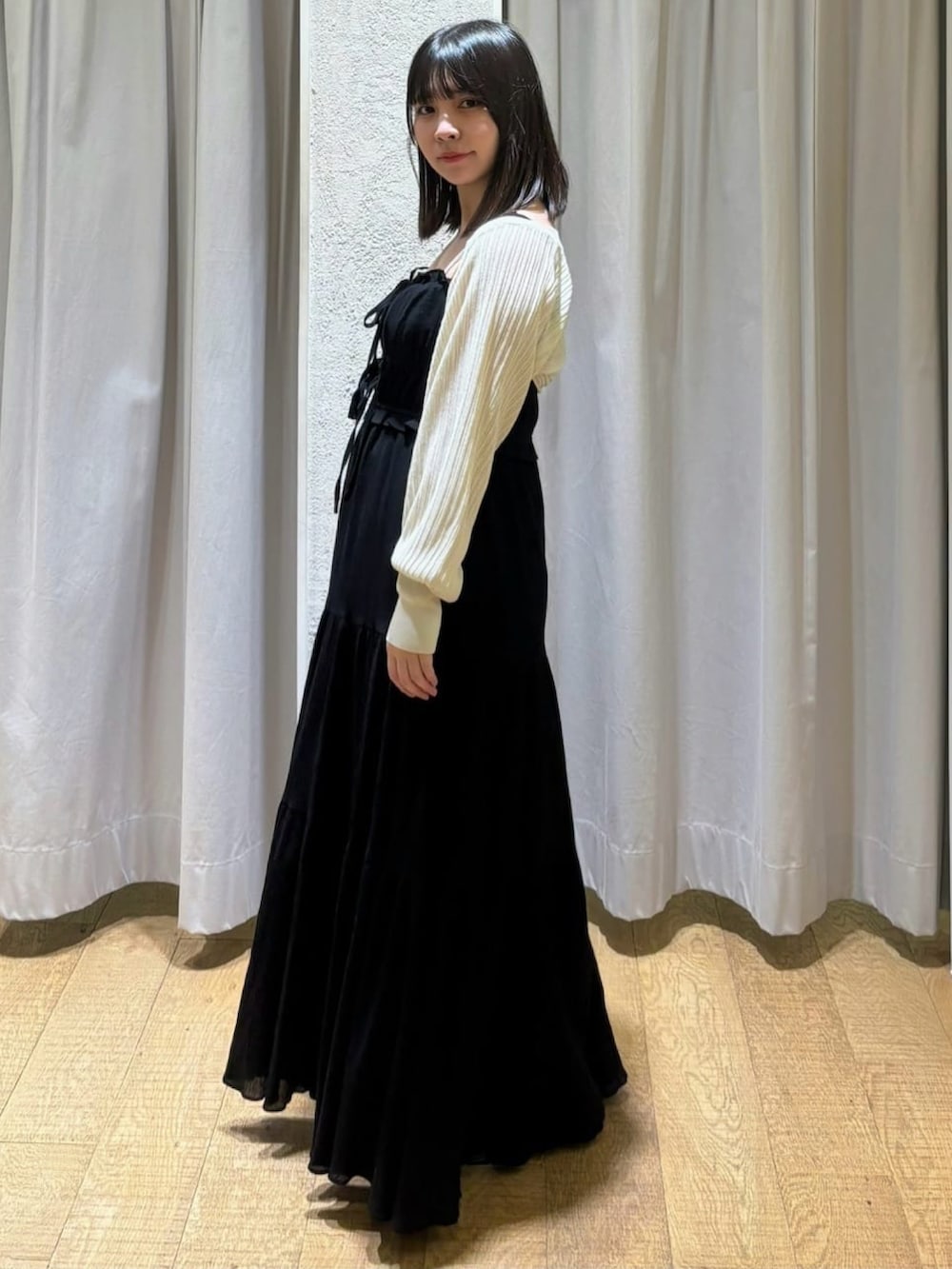 「アルシーヴ(archives)、アルシーヴ、archives、archivesワンピース、キャミワンピ、ワンピース、黒ワンピ、ボレロ、春ワンピ、夏ワンピース、春夏コーデ、ゆるシルエット、低身長」｜「archivesのビスチェシャーリングコットンキャミワンピース（ワンピース、ブラック系）」を使った、archivesさん（骨格ナチュラル・レディース・147cm）の春コーディネートの2枚目の写真