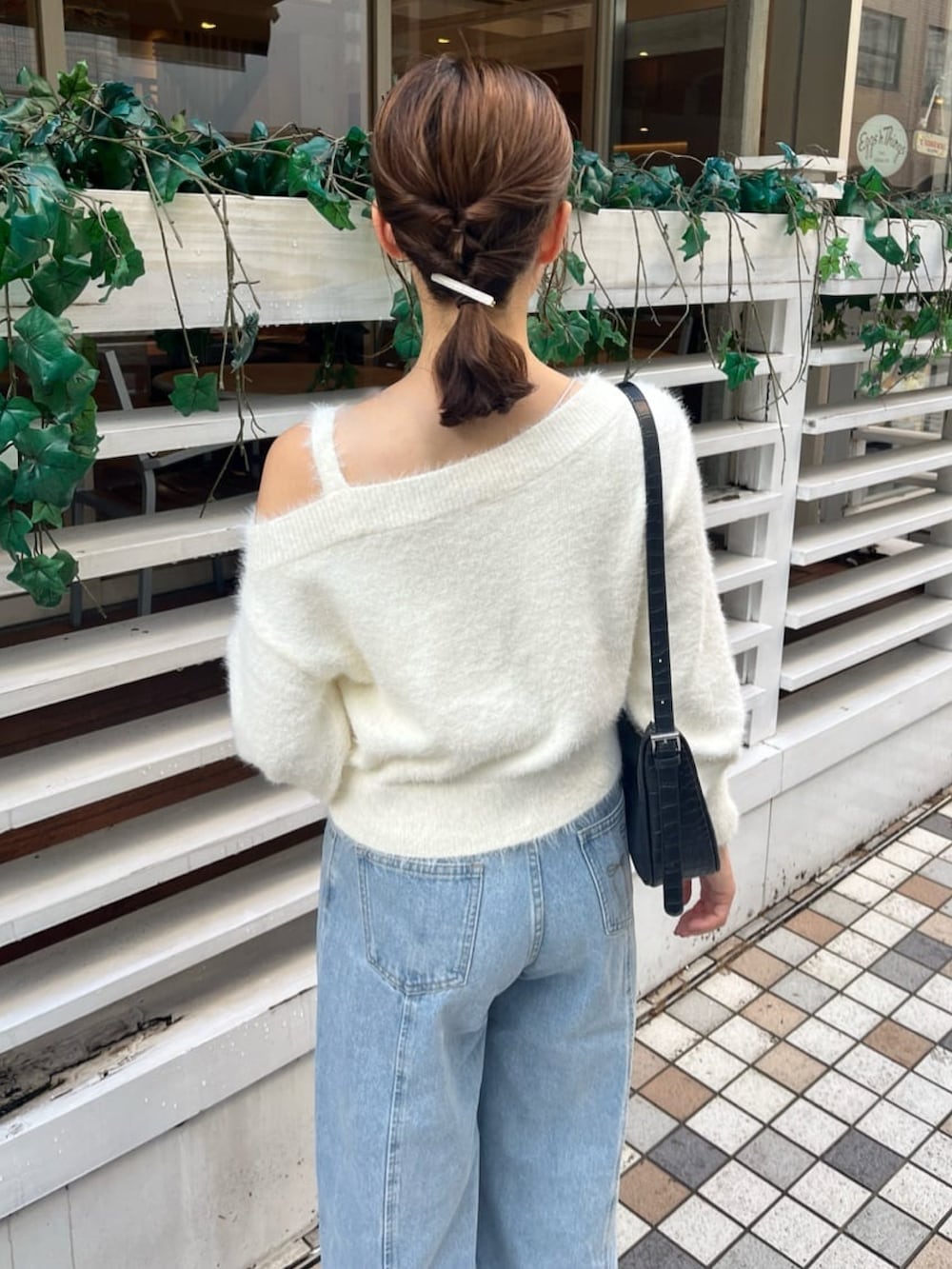 ホワイト系のニット/セーター、ブルー系のデニムパンツを着用したレディースの秋コーディネートの3枚目の写真