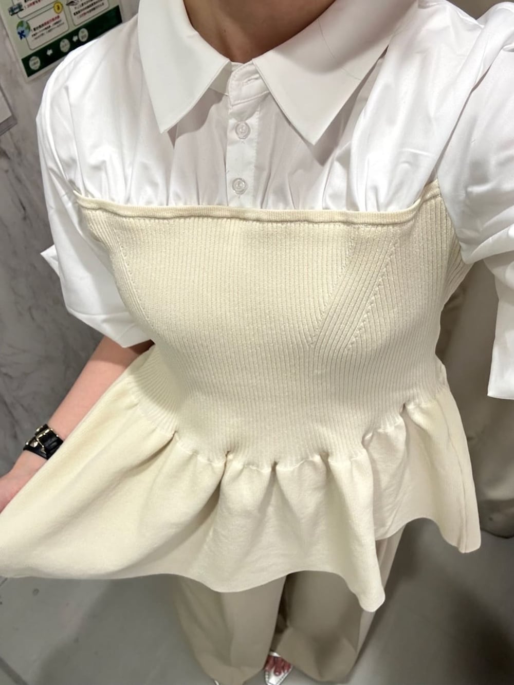 ベージュ系のスラックス、ホワイト系のニット/セーター、グレー系のサンダルを着用したレディースの夏コーディネートの4枚目の写真