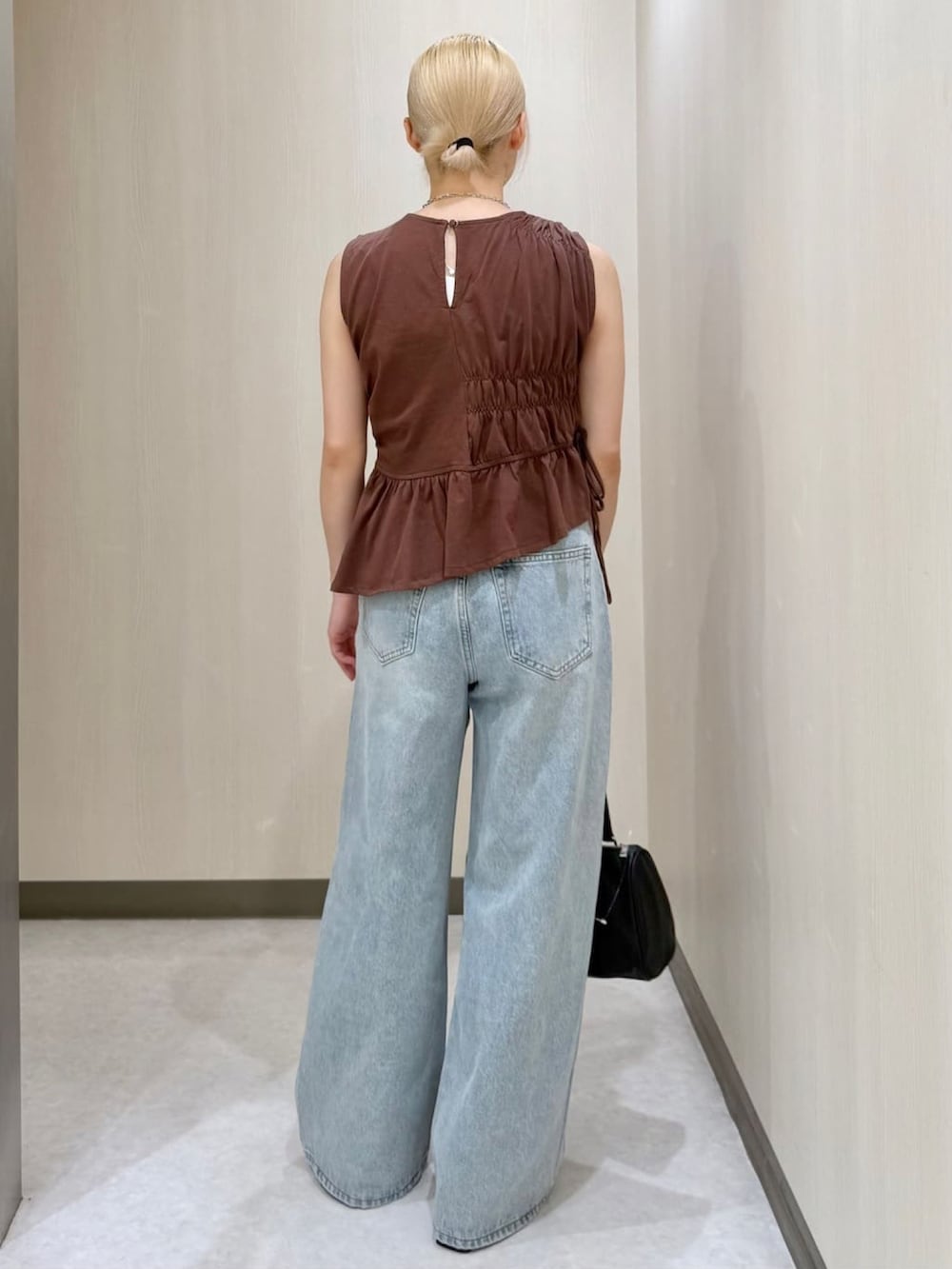 ブラウン系のTシャツ/カットソー、ブルー系のデニムパンツを着用したレディースの夏コーディネートの3枚目の写真