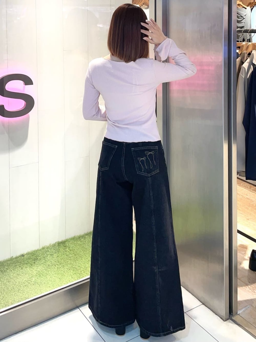 「春めき満開コーデ、アルシーヴ(archives)、アルシーヴ、archives、デニム、パンツスタイル、春コーデ、アシメ、デザイントップス、ピンク」｜「archivesのアシメタックボタンカットＴＯＰＳ（Tシャツ/カットソー、ピンク系）」を使った、archivesさん（骨格ウェーブ・レディース・158cm）の春コーディネートの3枚目の写真