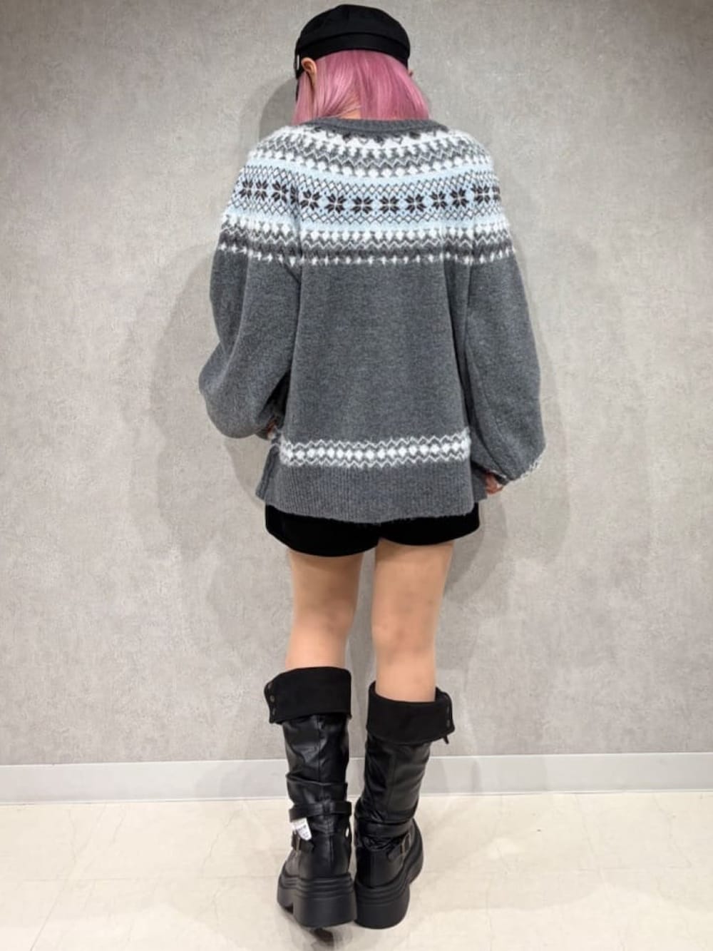 グレー系のカーディガン/ボレロ、ブラック系のその他パンツ、ブラック系のブーツを着用したレディースの秋コーディネートの2枚目の写真