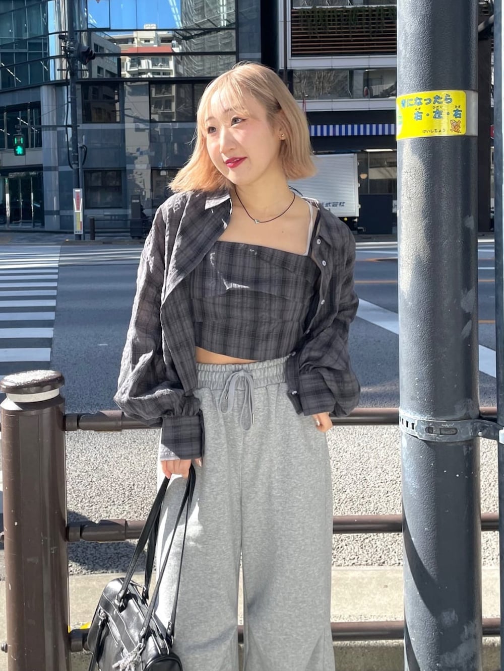 「休日スタイル、お出かけコーデ、韓国ファッション、シャツスタイル、スウェットパンツ、スクエアバッグ、春コーデ、テーマパークコーデ、アルシーヴ(archives)」｜「archivesのチェックタックビスチェ×シャツＳＥＴ（アンサンブル、グレー系）」を使った、archivesさん（レディース・157cm）の冬コーディネートの3枚目の写真