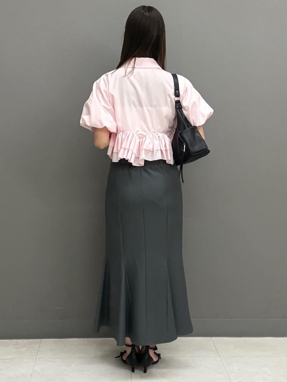 ピンク系のシャツ/ブラウス、グレー系のスカート、ブラック系のボストンバッグを着用したレディースの夏コーディネートの3枚目の写真