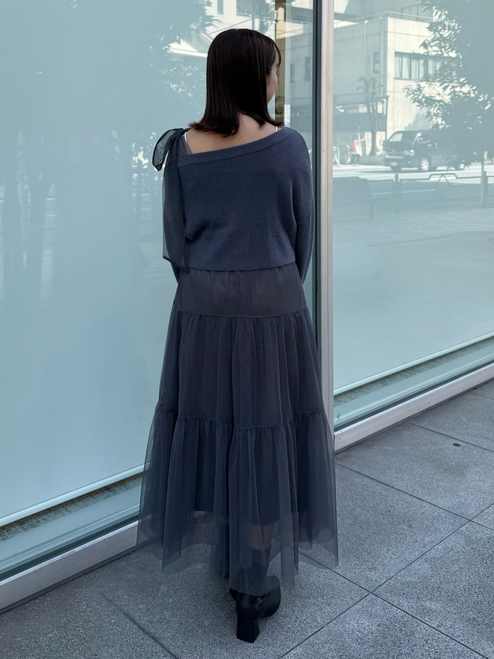 グレー系のワンピース、ブラック系のブーツを着用したレディースの秋コーディネートの3枚目の写真