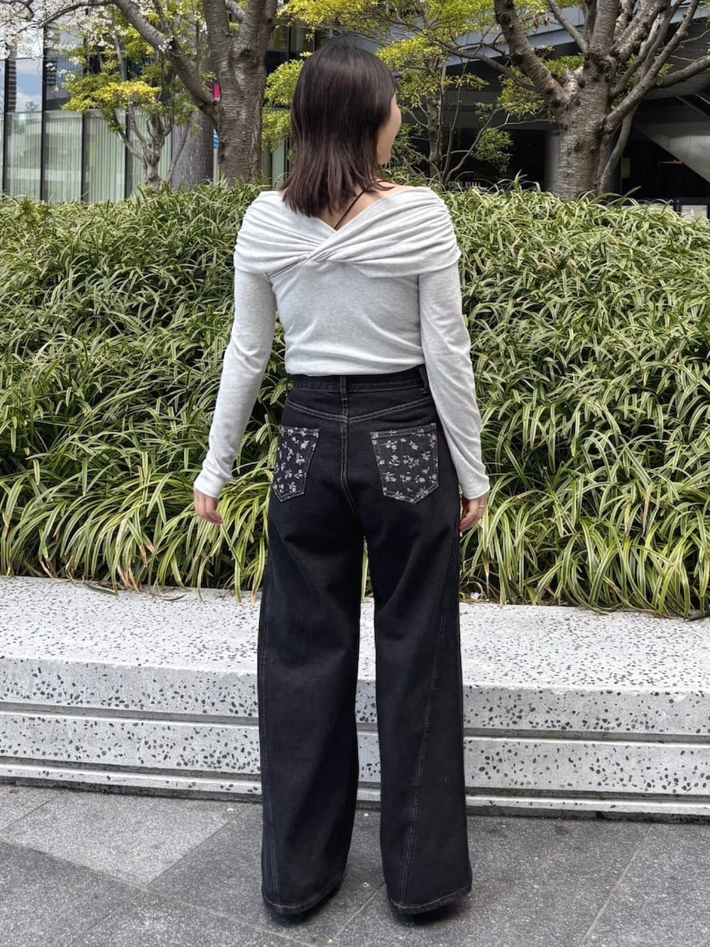 ブラック系のデニムパンツ、ブラック系のパンプスを着用したレディースの春コーディネートの3枚目の写真