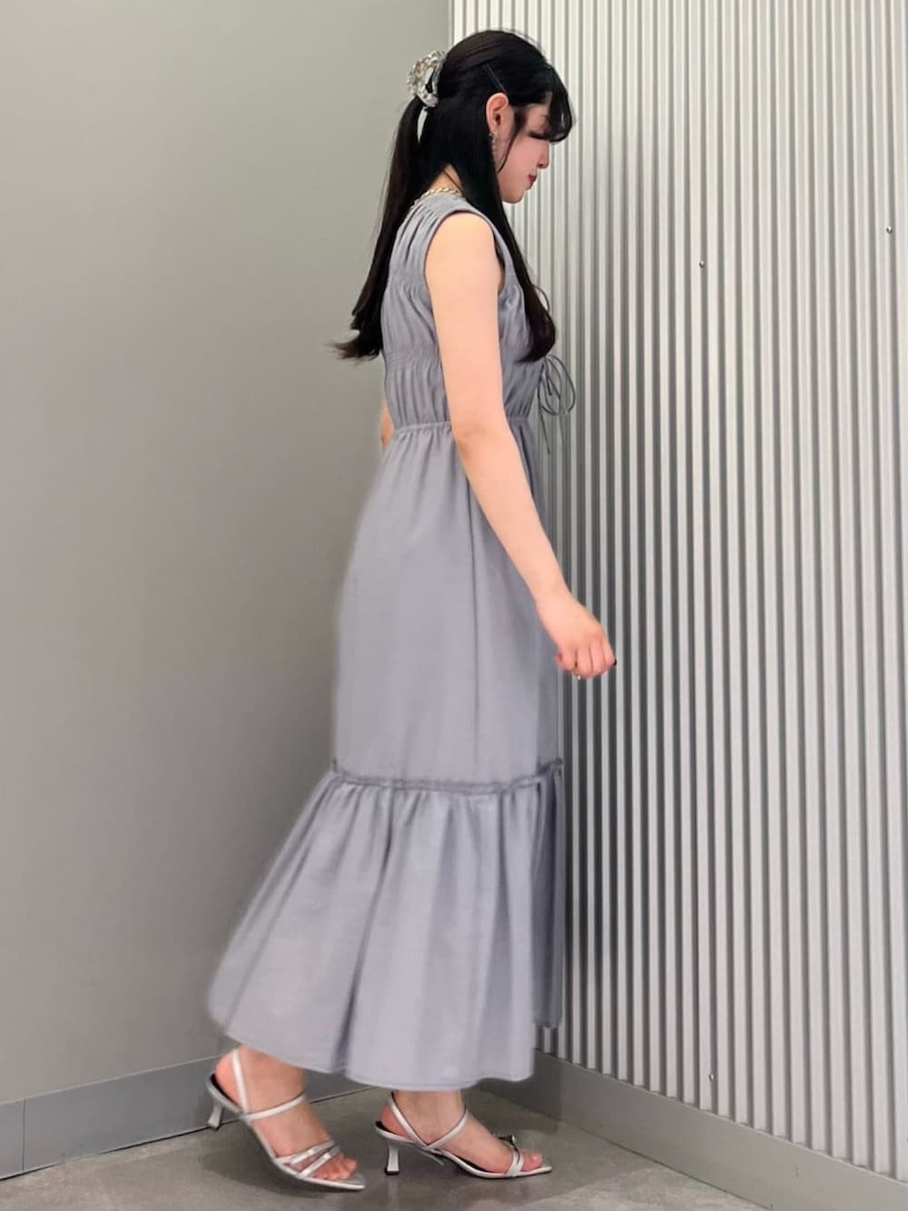 グレー系のワンピースを着用したレディースの夏コーディネートの2枚目の写真