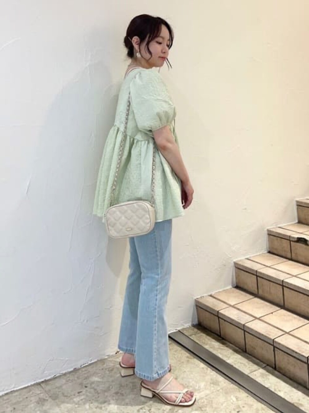 グリーン系のシャツ/ブラウス、ブルー系のデニムパンツ、ホワイト系のサンダルを着用したレディースの夏コーディネートの2枚目の写真