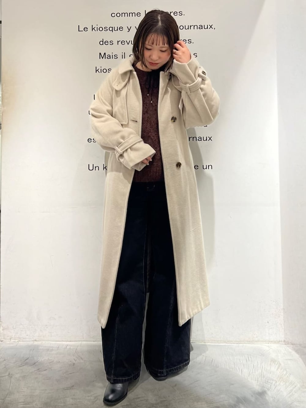 「冬コーデ、ホワイトコーデ、クリスマスに着たい服、マイベストコーデ2024、お出かけコーデ、休日スタイル、ウールコート、ロングコート、アルシーヴ(archives)、きれいめカジュアル、オトナカジュアル」｜「archivesの２ｗａｙウールトレンチコート（トレンチコート、ホワイト系）」を使った、archivesさん（レディース・157cm）の冬コーディネートの3枚目の写真
