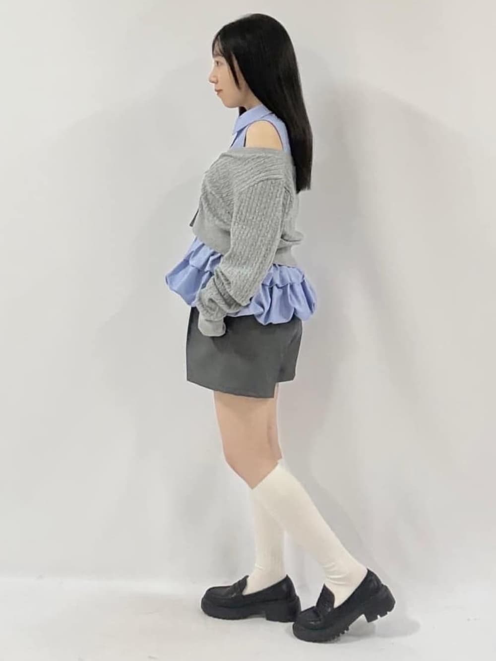 グレー系のアンサンブル、グレー系のその他パンツを着用したレディースの秋コーディネートの2枚目の写真