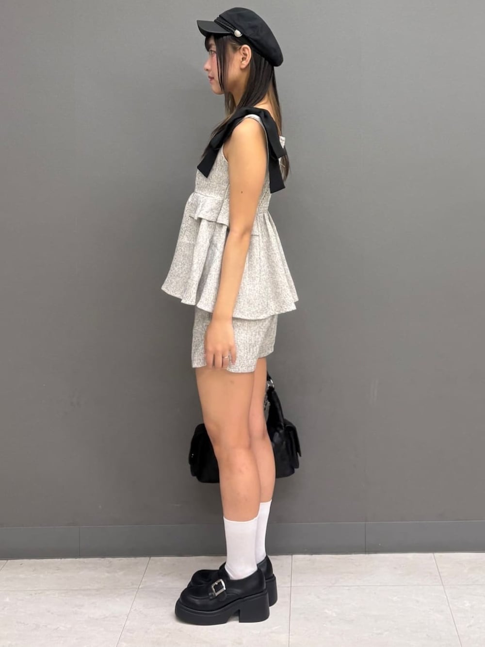 ホワイト系のその他パンツ、ベージュ系のその他シューズ、ホワイト系のシャツ/ブラウスを着用したレディースの秋コーディネートの2枚目の写真