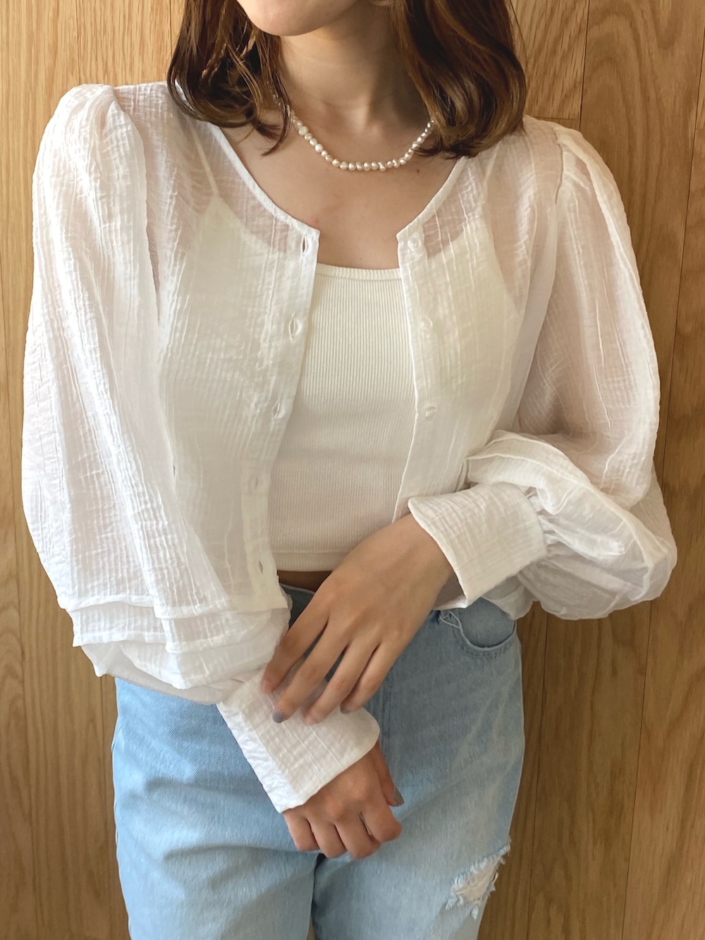 ホワイト系のシャツ/ブラウス、ブルー系のデニムパンツ、ホワイト系のサンダルを着用したレディースの春コーディネートの3枚目の写真