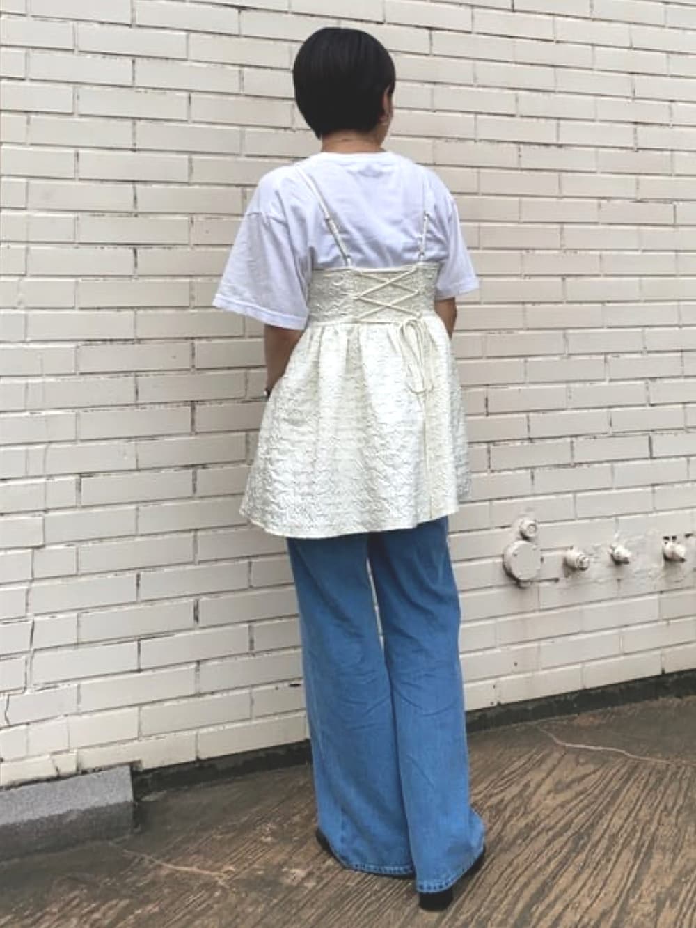 ホワイト系のシャツ/ブラウス、ブルー系のデニムパンツを着用したレディースの夏コーディネートの3枚目の写真