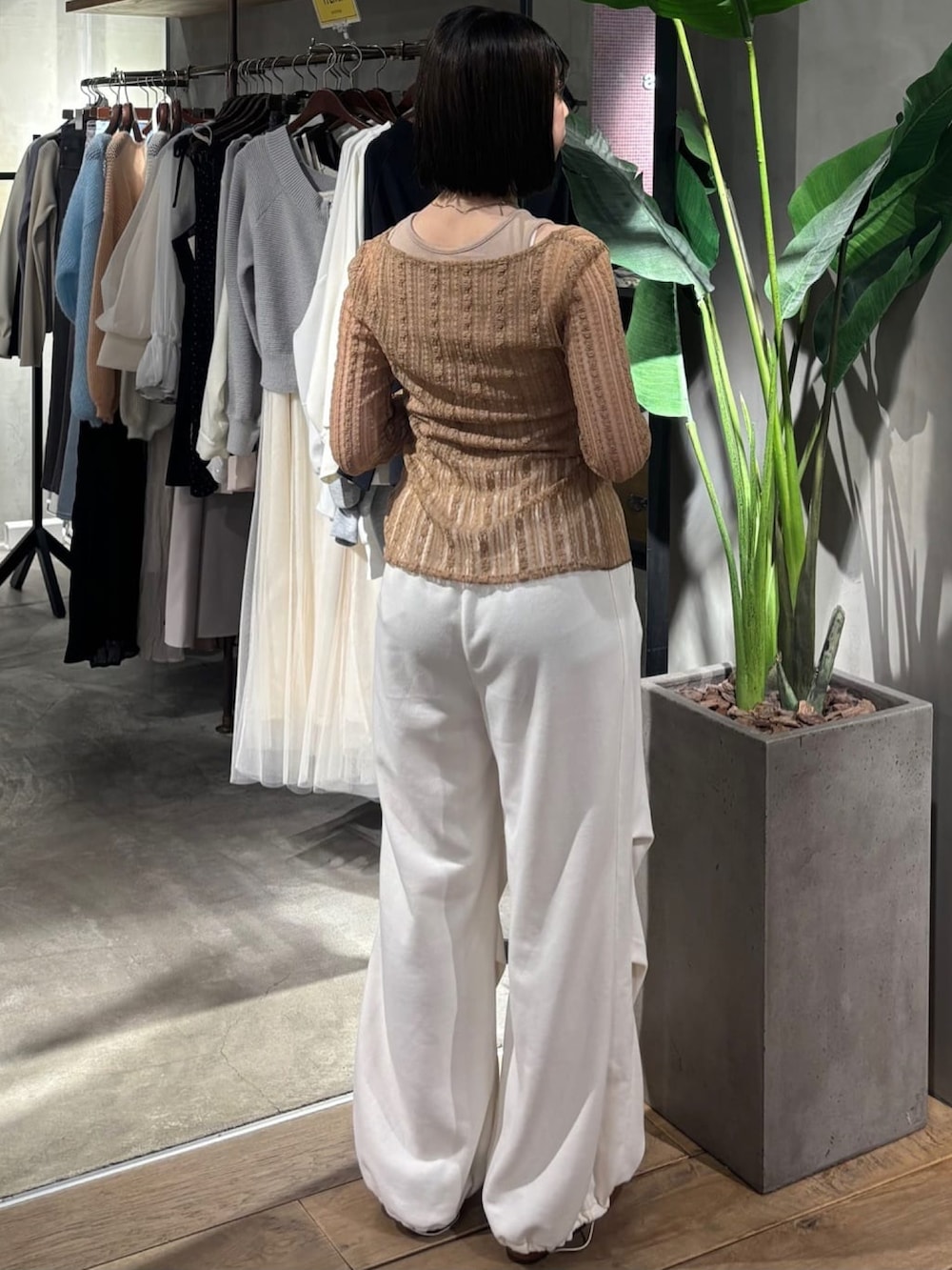 「春コーデ、アルシーヴ(archives)、アルシーヴ、archives、アンサンブル、セットアイテム、スウェット、スウェットパンツ、アメスリ、アメスリタンク」｜「archivesのカットレースミドルＣＤアメスリタンクＳＥＴ（アンサンブル、ブラウン系）」を使った、archivesさん（骨格ウェーブ・レディース・155cm）の春コーディネートの3枚目の写真