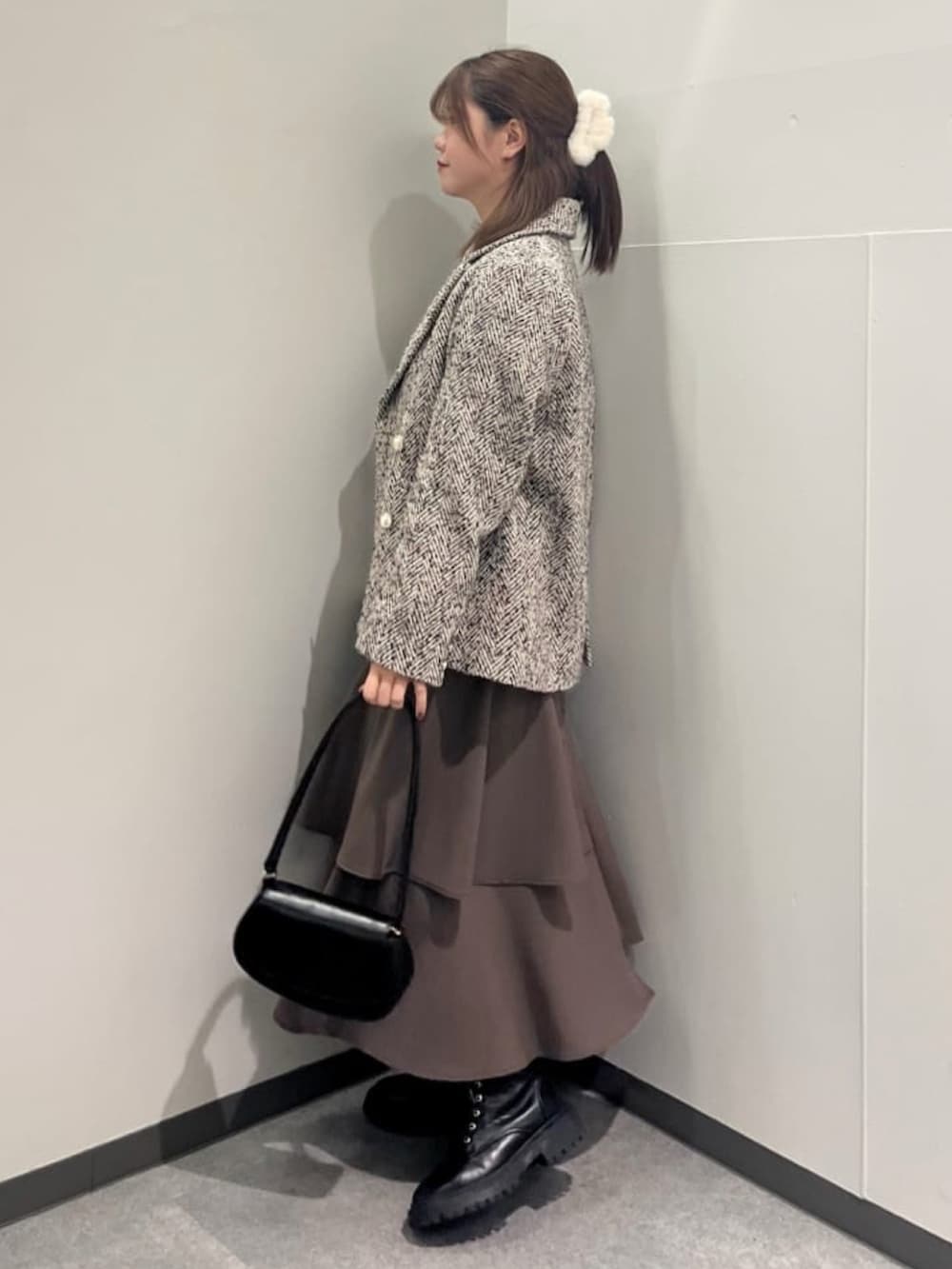 「冬コーデ、クリスマスに着たい服、マイベストコーデ2024、デートコーデ、休日スタイル、ニット、ロゴニット、ジャケット、ティアードスカート、ブーツ、お出かけコーデ、ミニバッグ、アルシーヴ(archives)、archivesスカート」｜「archivesのアシメラッフルティアードスカート（スカート、ブラウン系）」を使った、archivesさん（レディース・162cm）の冬コーディネートの2枚目の写真
