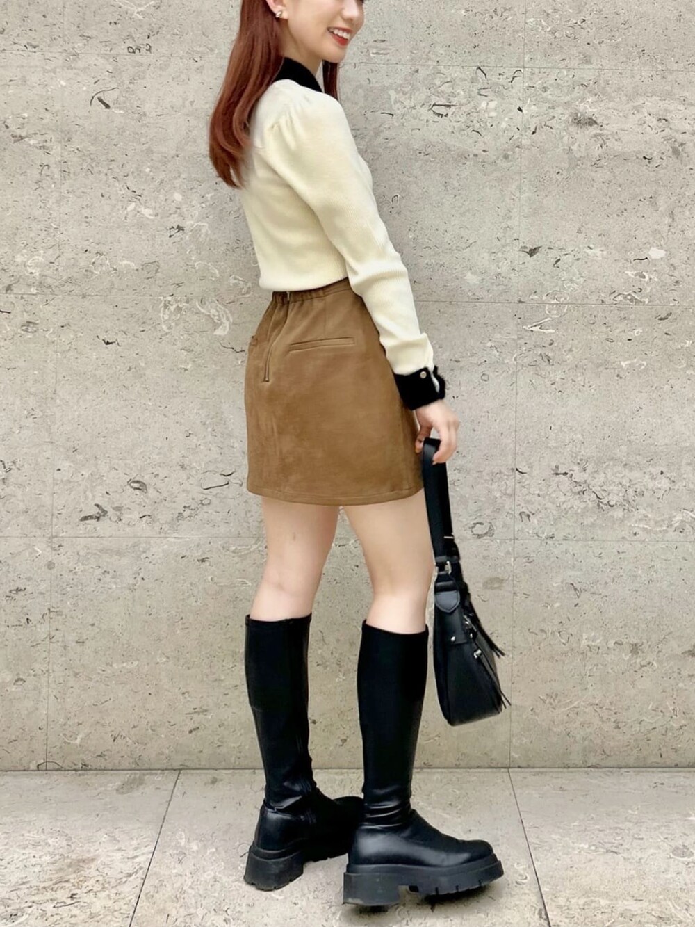 ホワイト系のニット/セーター、イエロー系のスカートを着用したレディースの秋コーディネートの2枚目の写真