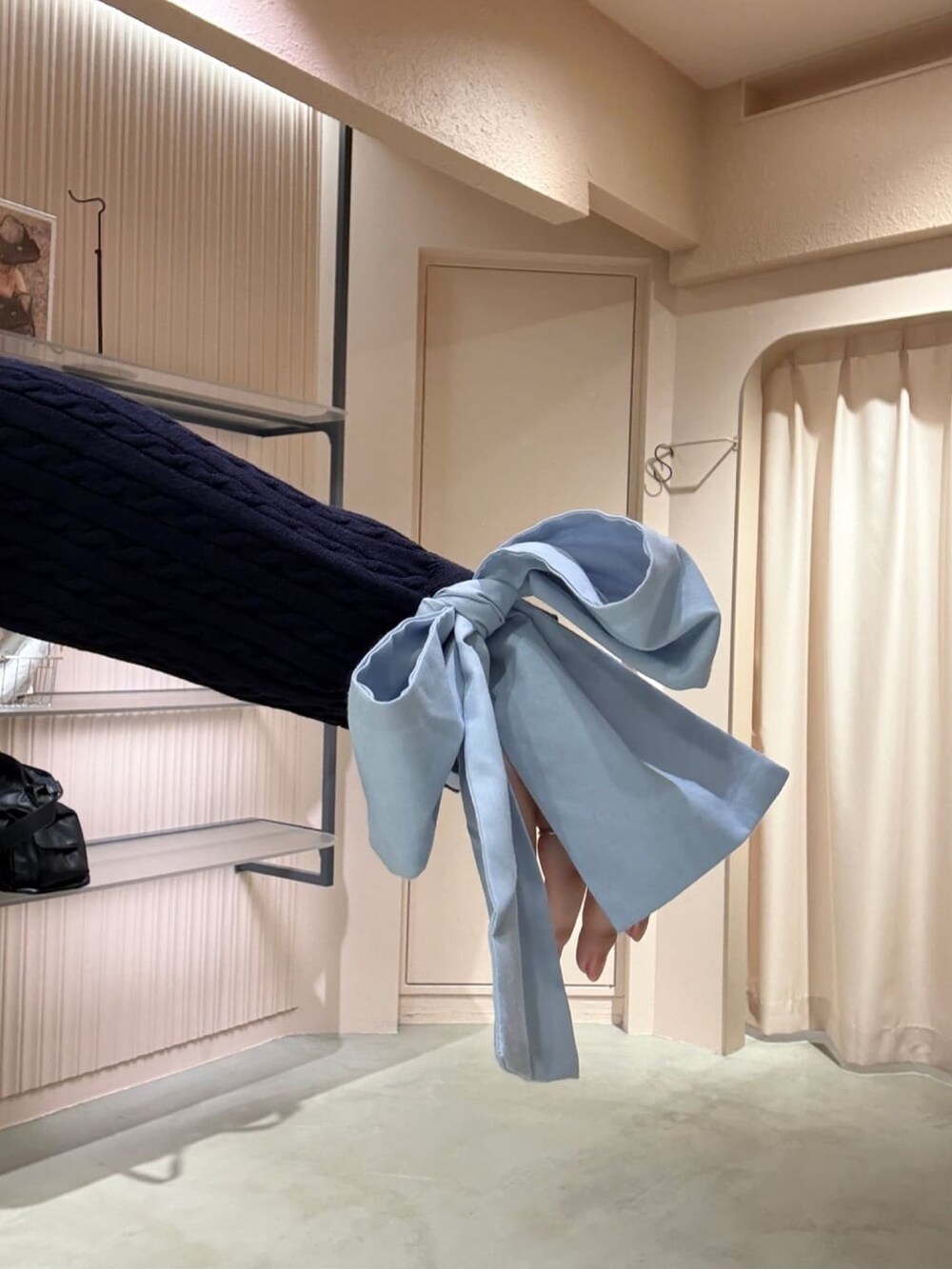 ブルー系のカーディガン/ボレロ、ブラック系のパンプス、ブラック系のショルダーバッグを着用したレディースの秋コーディネートの3枚目の写真
