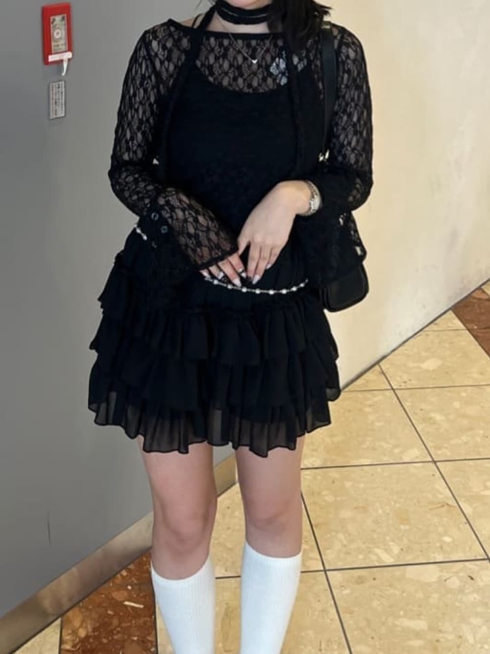 ブラック系のTシャツ/カットソー、ブラック系のスカート、ブラック系のパンプスを着用したレディースの秋コーディネートの3枚目の写真