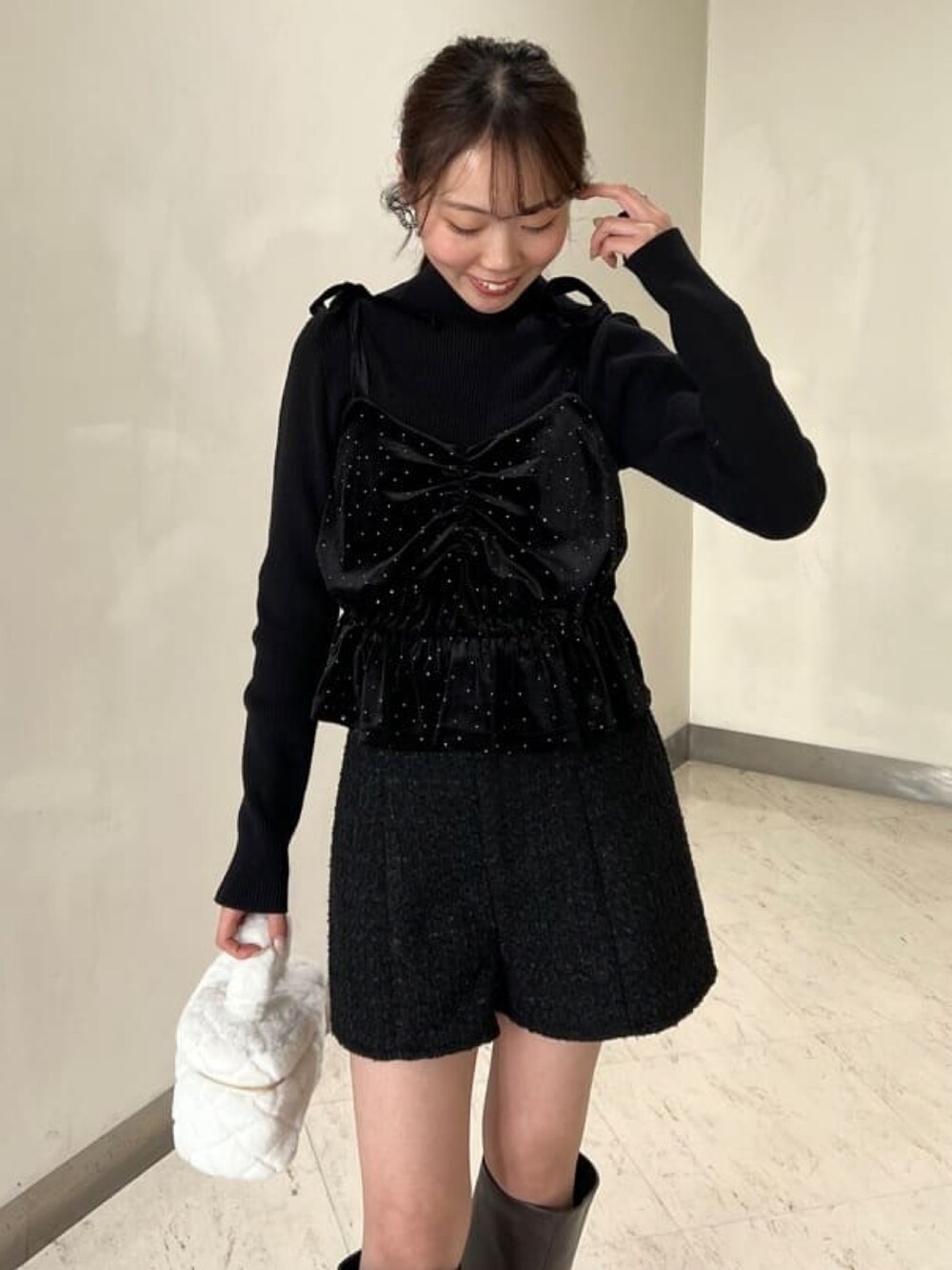「クリスマスに着たい服、クリスマスコーデ、デートコーデ、大人ガーリー、ベロア、セットアイテム、ツイードパンツ、キルティングバッグ、ファーバッグ、ロングブーツ、モノトーン、韓国ファッション、アルシーヴ(archives)」｜「archivesのビジューベロアビスチェ×リブニットＳＥＴ（ニット/セーター、ブラック系）」を使った、archivesさん（レディース・156cm）の冬コーディネートの2枚目の写真