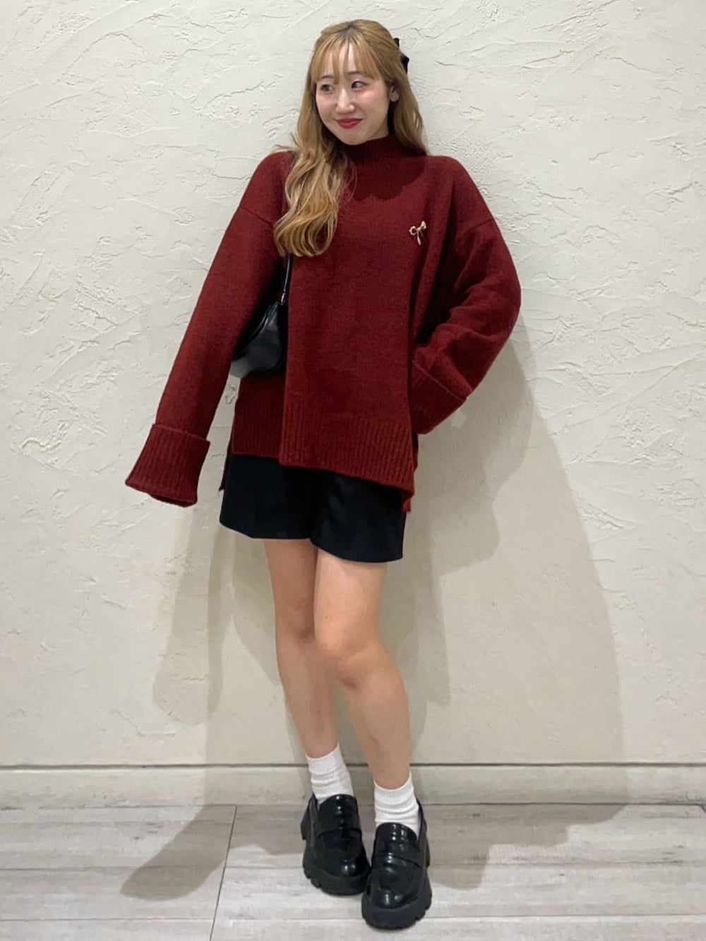 「クリスマスに着たい服、クリスマスコーデ、綺麗めコーデ、きれいめコーデ、赤ニット、テーラードジャケット、ジャケットコーデ、大人ガーリー、ショートパンツ、アルシーヴ(archives)、女子会コーデ」｜「archivesのブローチ付ハイネックミドルニット（ニット/セーター、レッド系）」を使った、archivesさん（レディース・157cm）の冬コーディネートの3枚目の写真