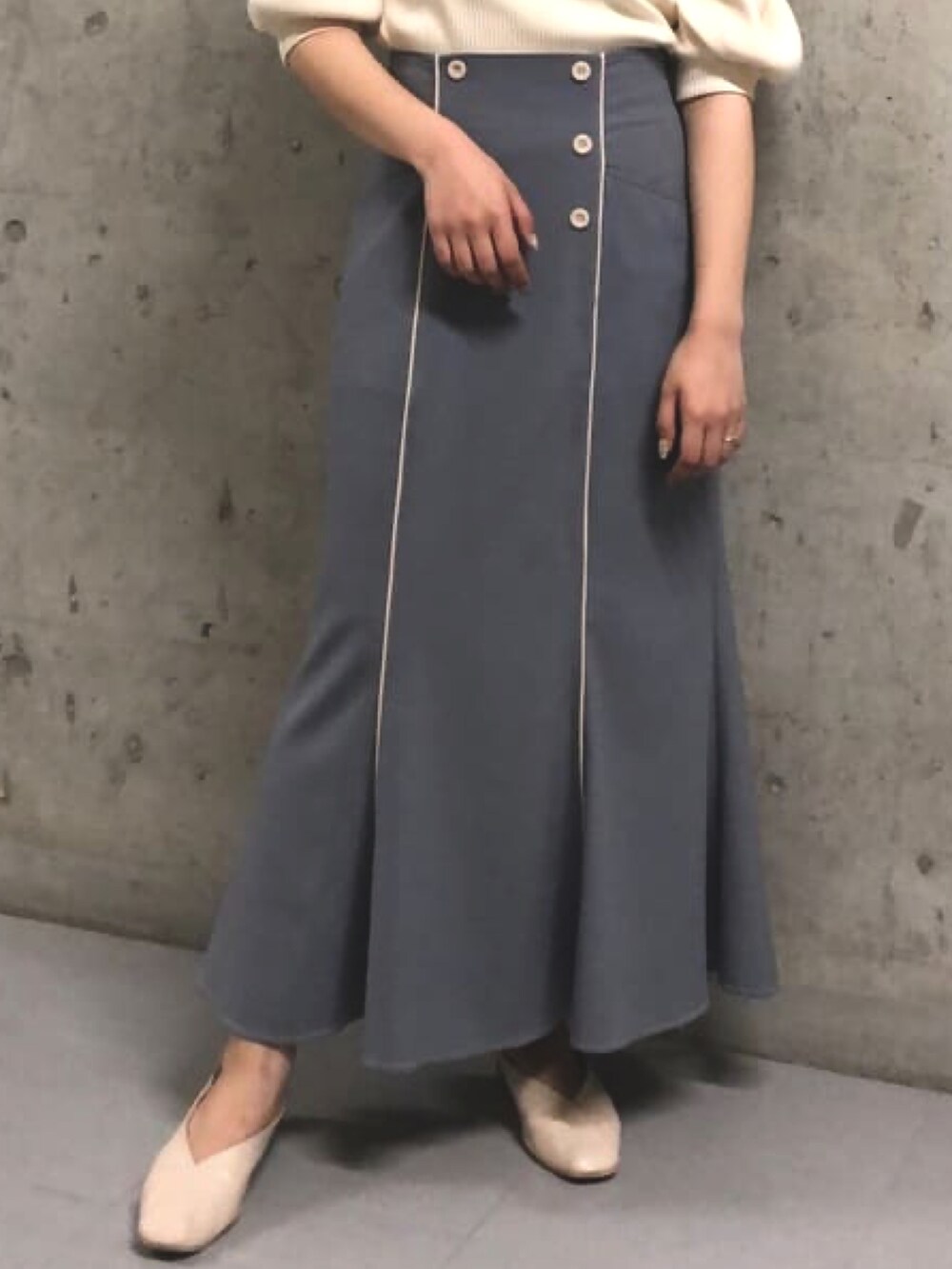 ホワイト系のTシャツ/カットソー、ブルー系のスカート、ホワイト系のパンプスを着用したレディースの春コーディネートの2枚目の写真