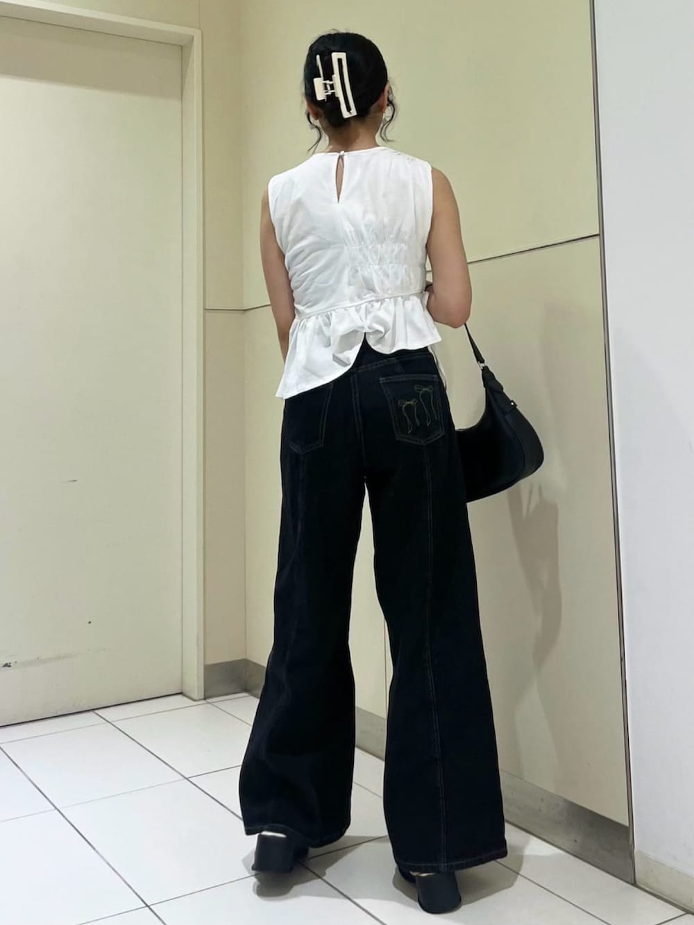 ブラウン系のTシャツ/カットソー、ブラック系のデニムパンツを着用したレディースの夏コーディネートの3枚目の写真