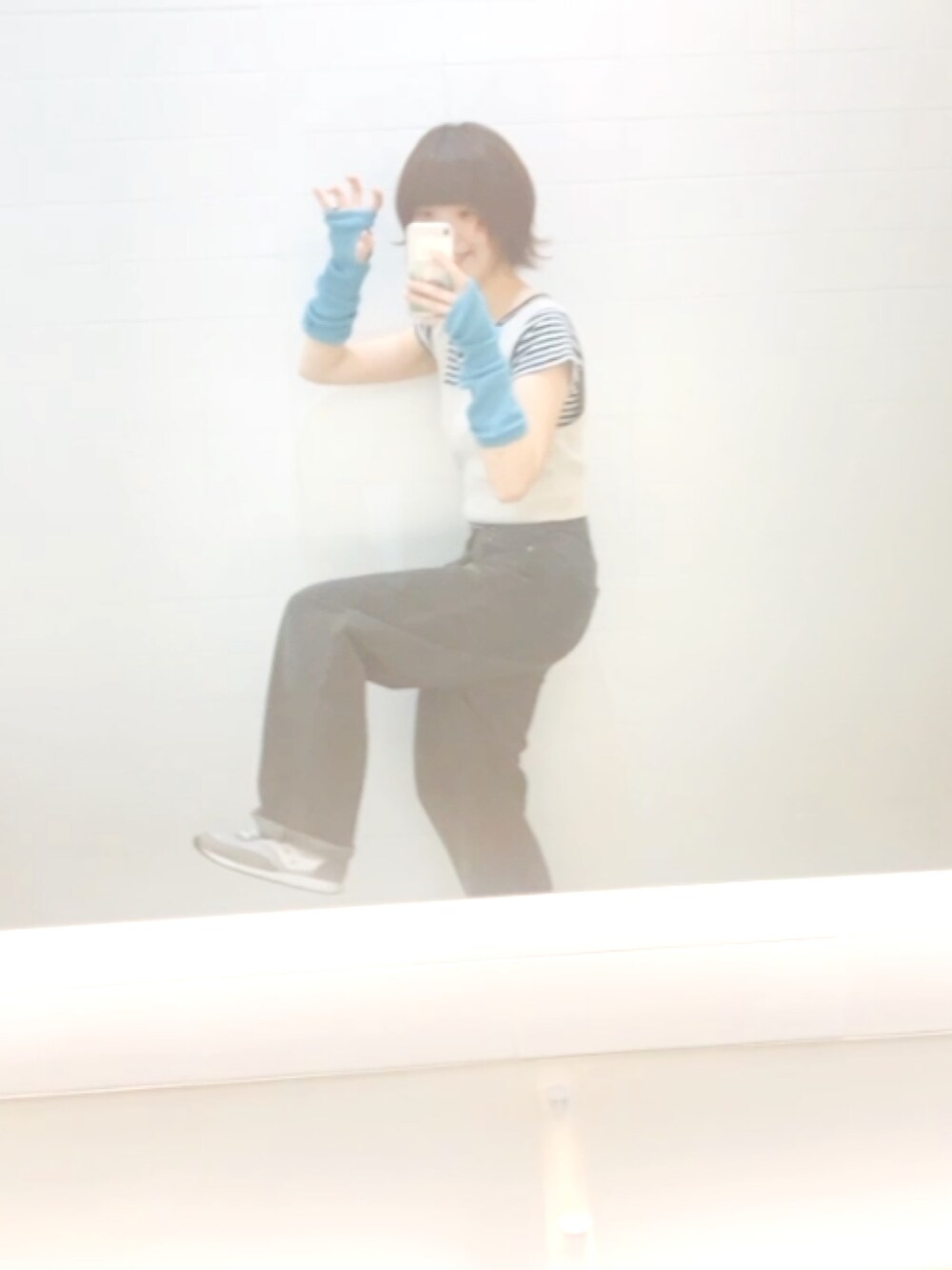 ブラック系のTシャツ/カットソーを着用したレディースの春コーディネートの3枚目の写真