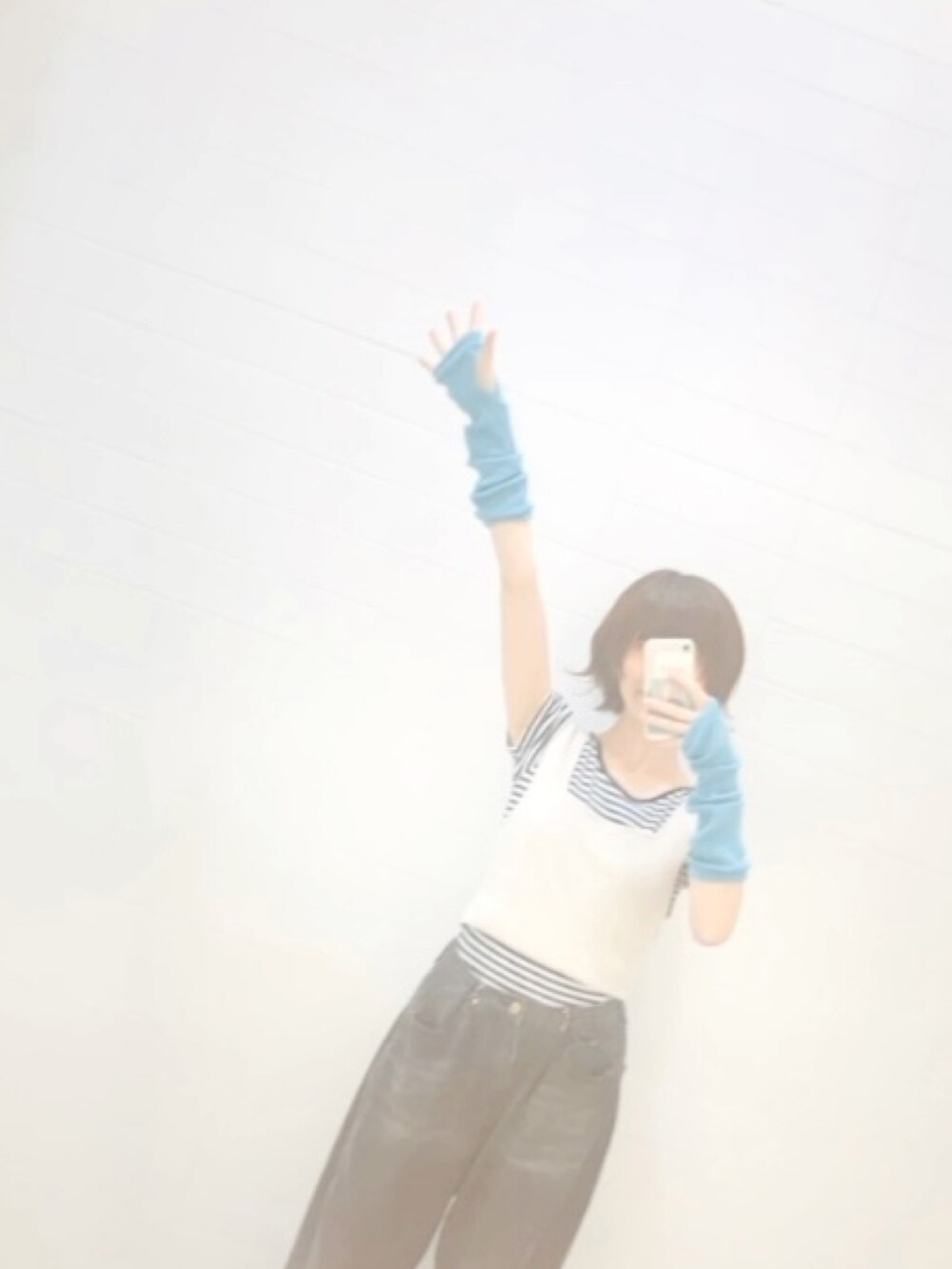 ブラック系のTシャツ/カットソーを着用したレディースの春コーディネートの2枚目の写真