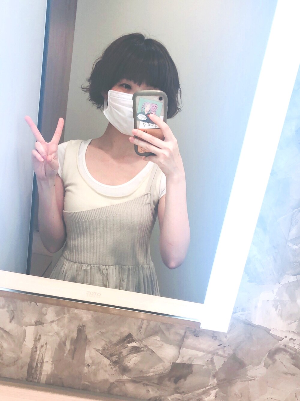 ベージュ系のワンピース、ベージュ系のシャツ/ブラウスを着用したレディースの春コーディネートの2枚目の写真