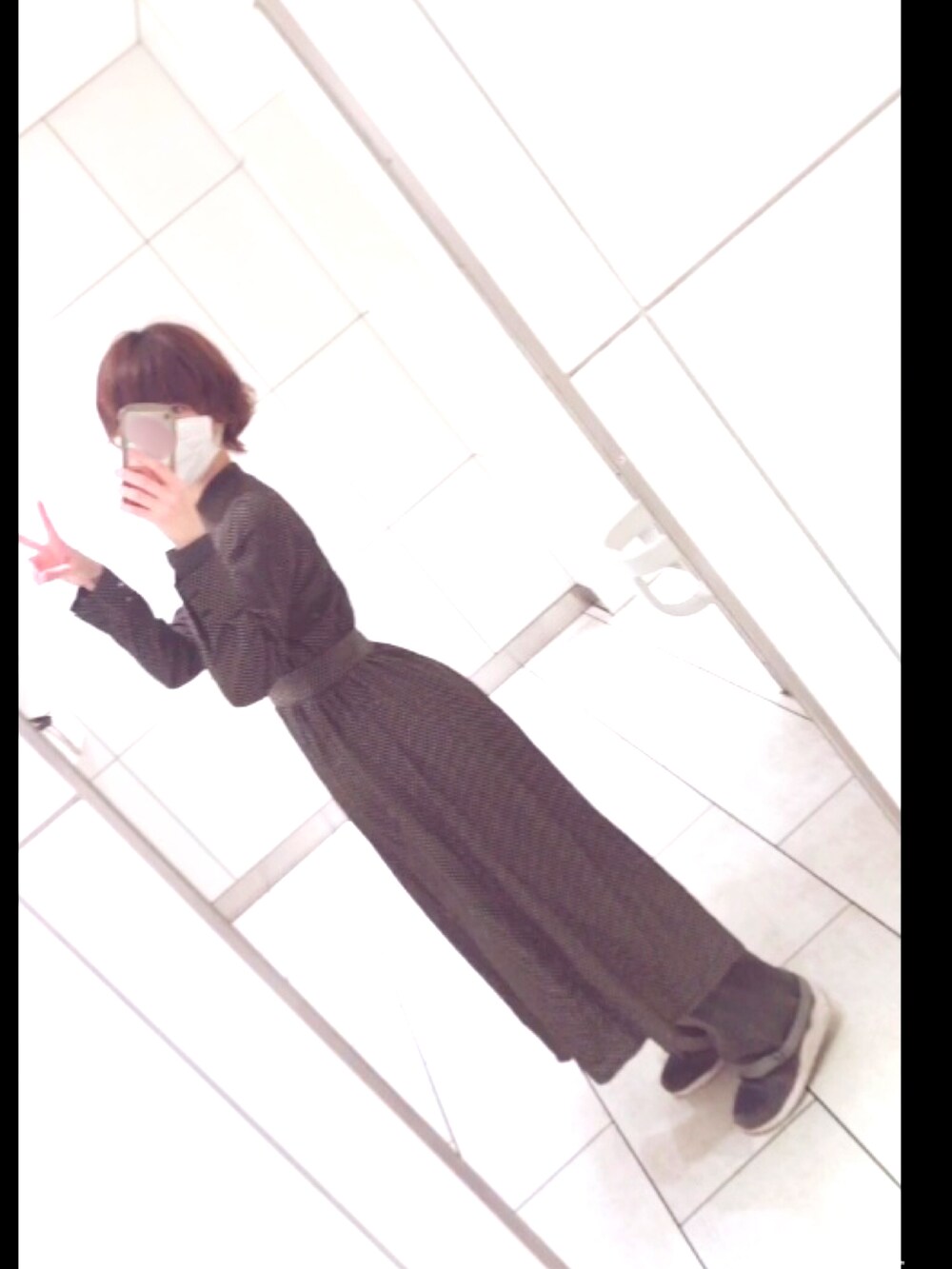 ブラック系のワンピース/ドレスを着用したレディースの冬コーディネートの2枚目の写真