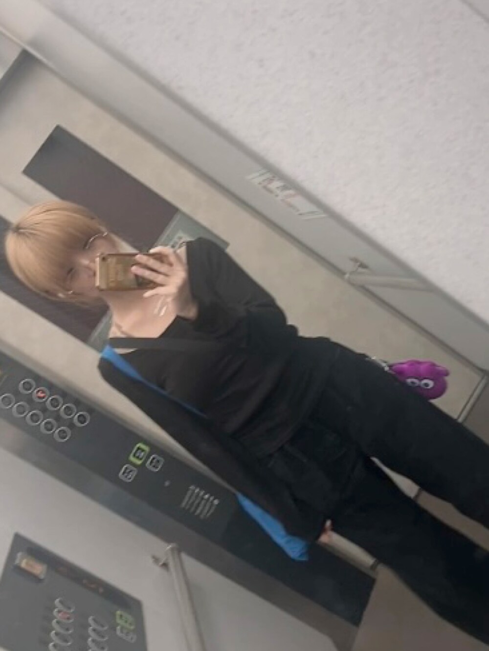 ブルー系のデニムパンツを着用したレディースの秋コーディネートの2枚目の写真