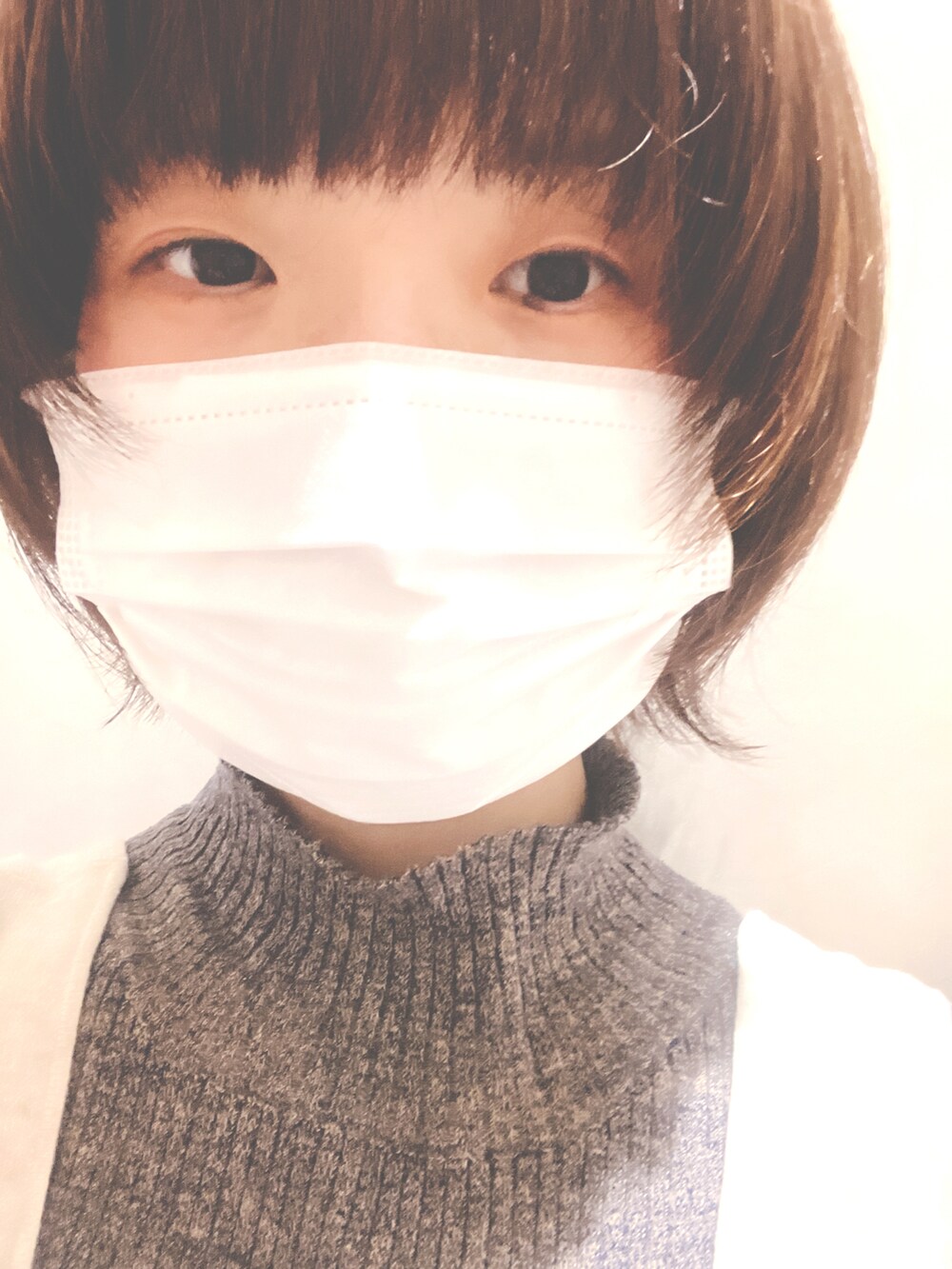 ブラック系のスカートを着用したレディースの春コーディネートの2枚目の写真