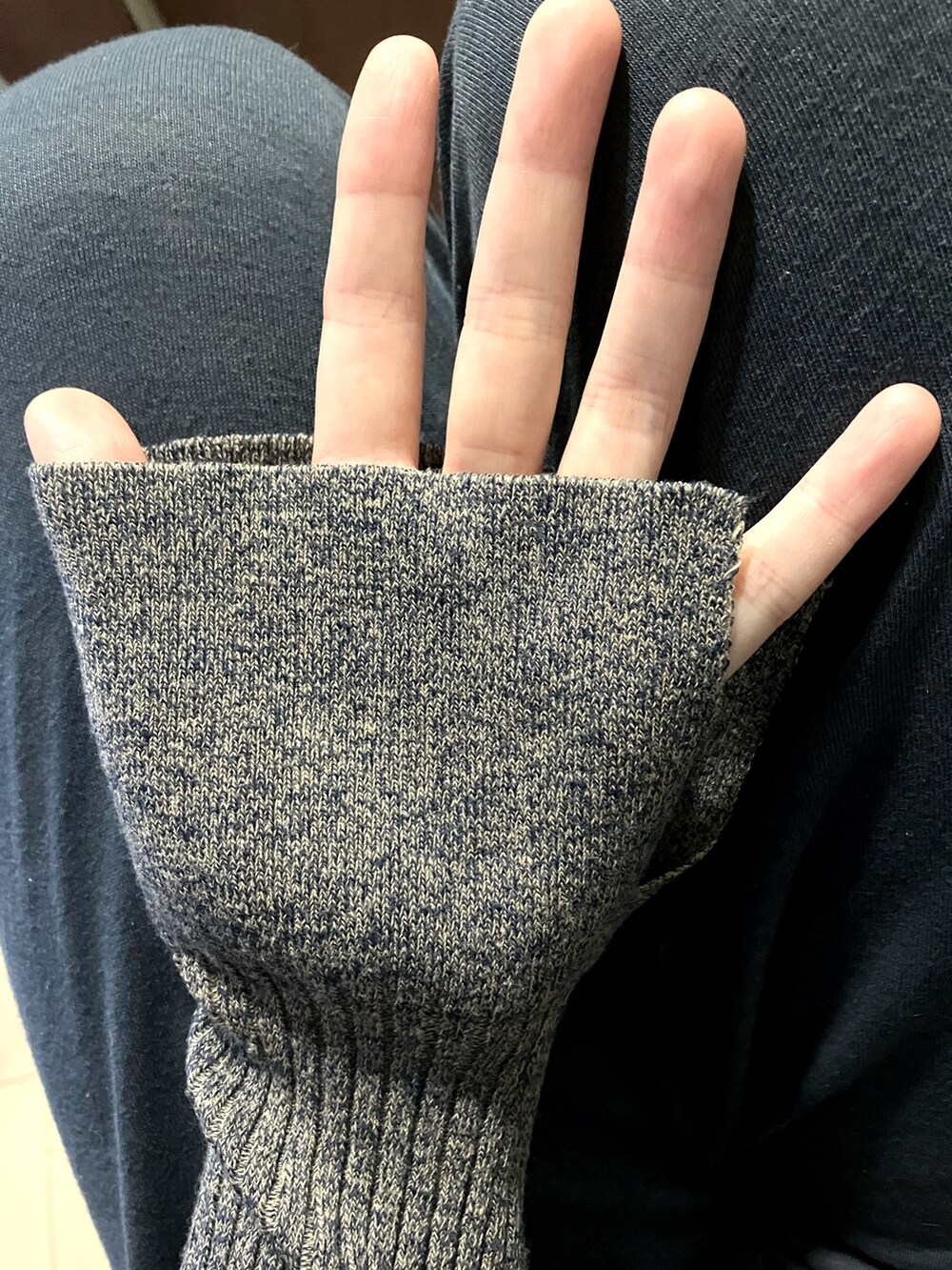 ブルー系のニット/セーターを着用したレディースの秋コーディネートの2枚目の写真