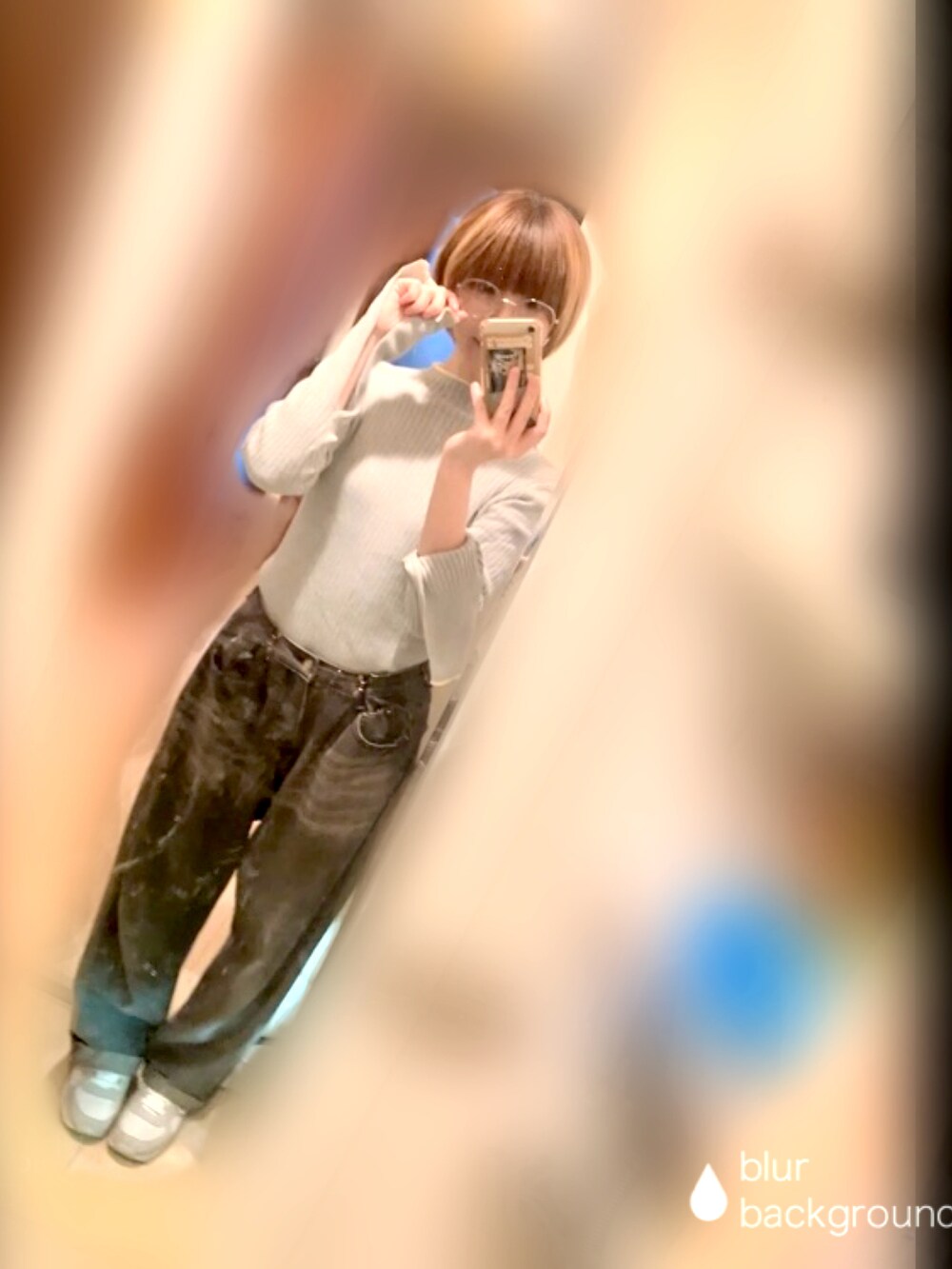 グレー系のニット/セーターを着用したレディースの春コーディネートの2枚目の写真