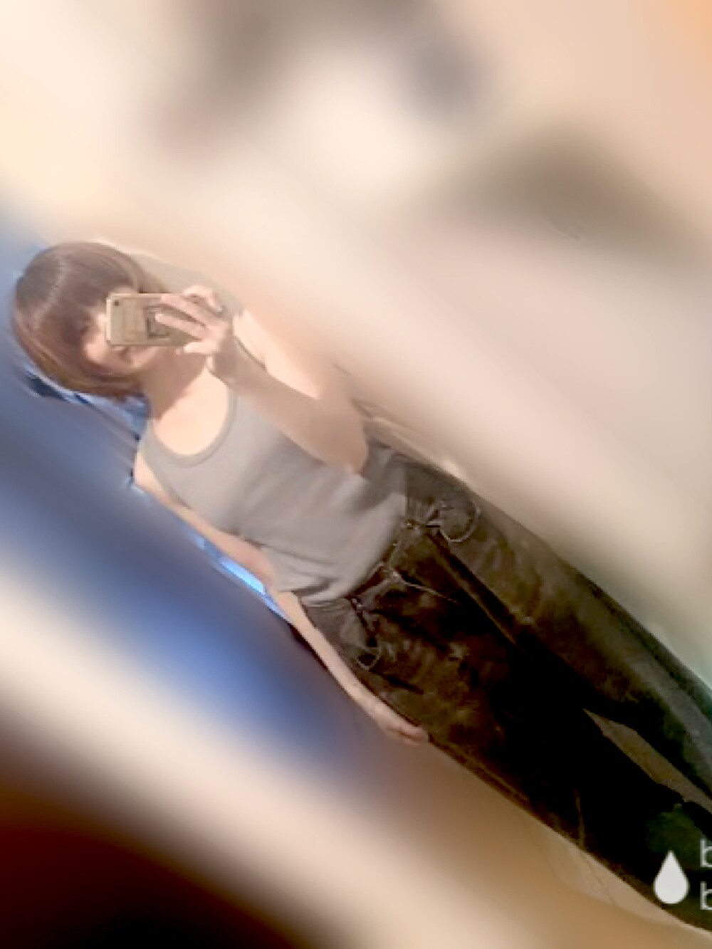 ブルー系のタンクトップを着用したレディースの夏コーディネートの2枚目の写真