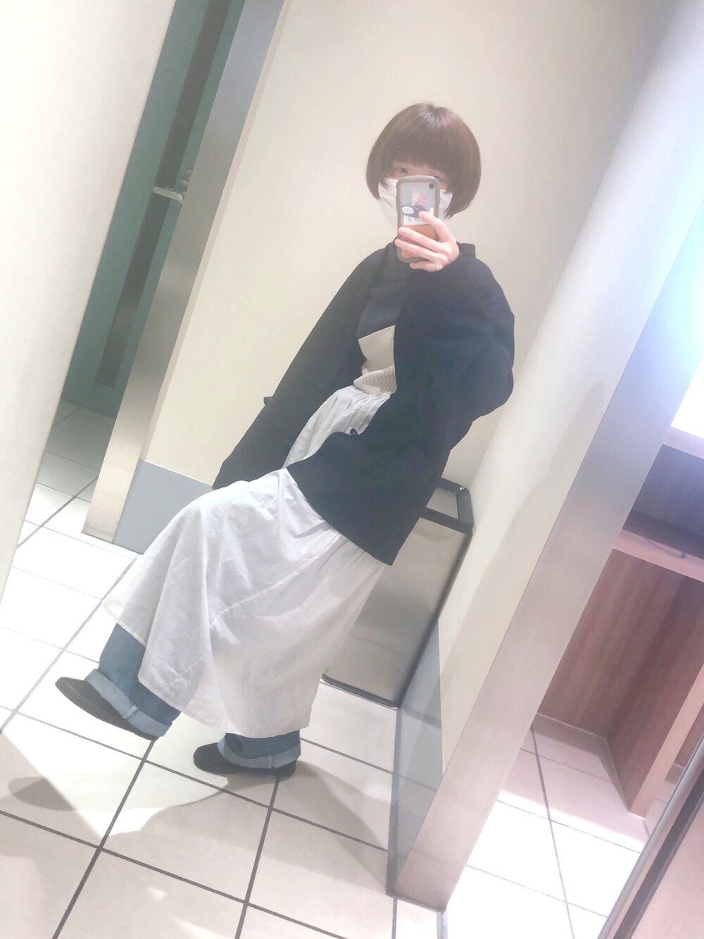 ベージュ系のワンピース、ブラック系のジャケット/アウターを着用したレディースの春コーディネートの2枚目の写真
