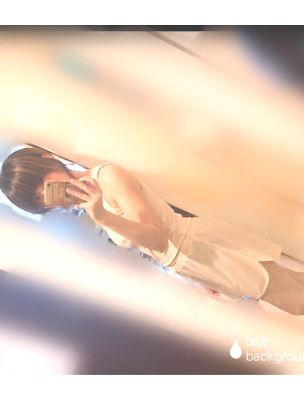 ベージュ系の水着を着用したレディースの秋コーディネートの2枚目の写真