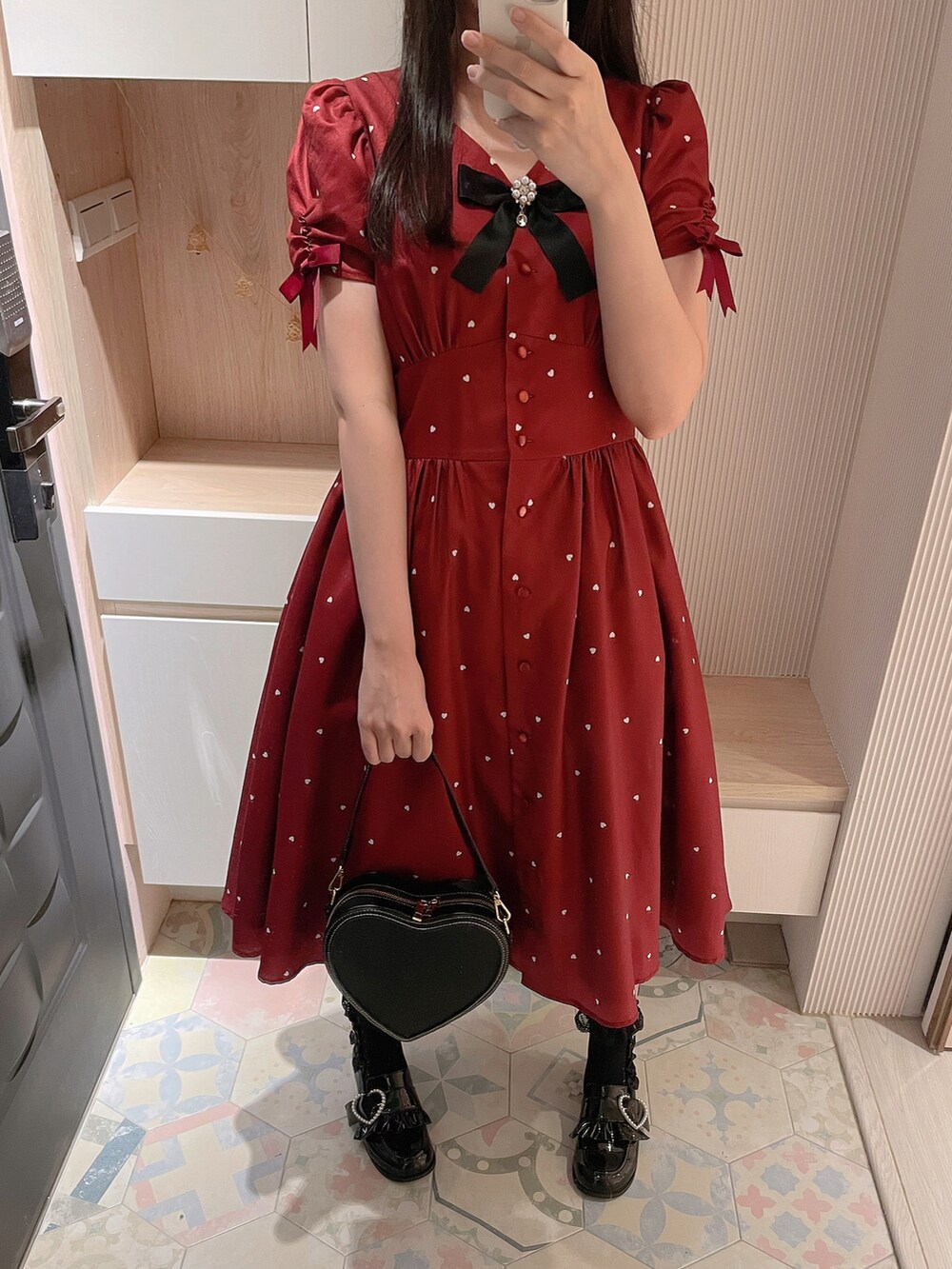 「HeatherのステッチハートBAG　190667（ショルダーバッグ、ブラック系）」を使った、六さん（レディース・165cm）の夏コーディネートの2枚目の写真