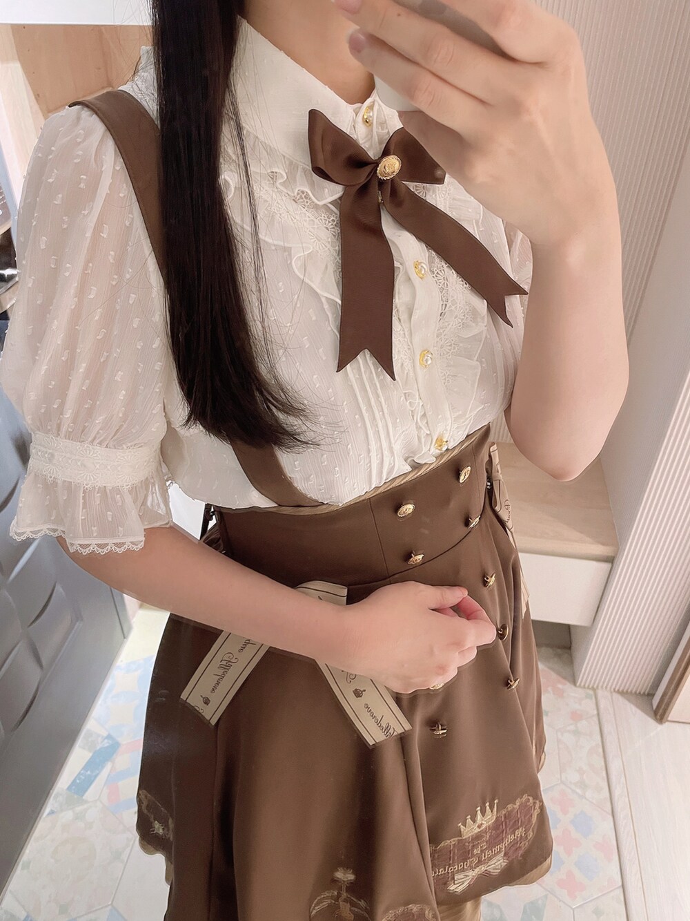 「Amavelのアイテム（シャツ/ブラウス、ホワイト系）」を使った、六さん（レディース・165cm）の夏コーディネートの4枚目の写真