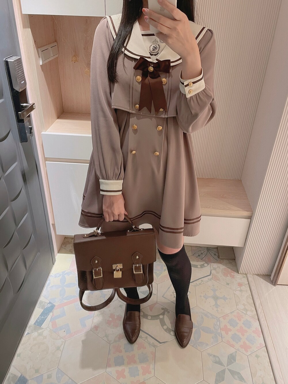 「Amavelのアイテム（ワンピース/ドレス、ブラウン系）」を使った、六さん（レディース・165cm）の夏コーディネートの2枚目の写真
