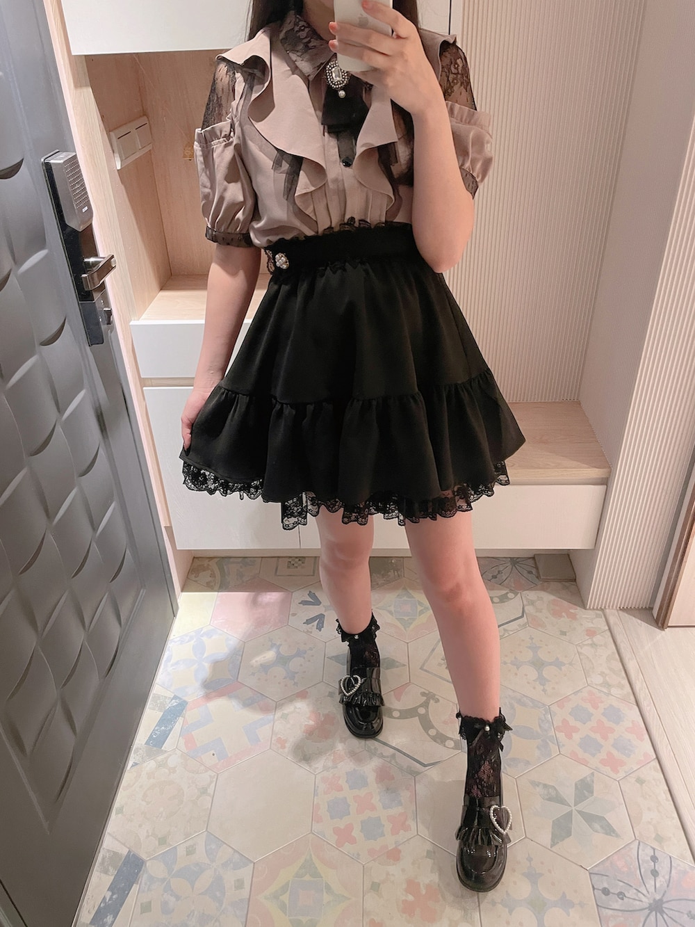 「ROJITAのラッフル肩開き半袖ブラウス（シャツ/ブラウス、ピンク系）」を使った、六さん（レディース・165cm）の春コーディネートの3枚目の写真