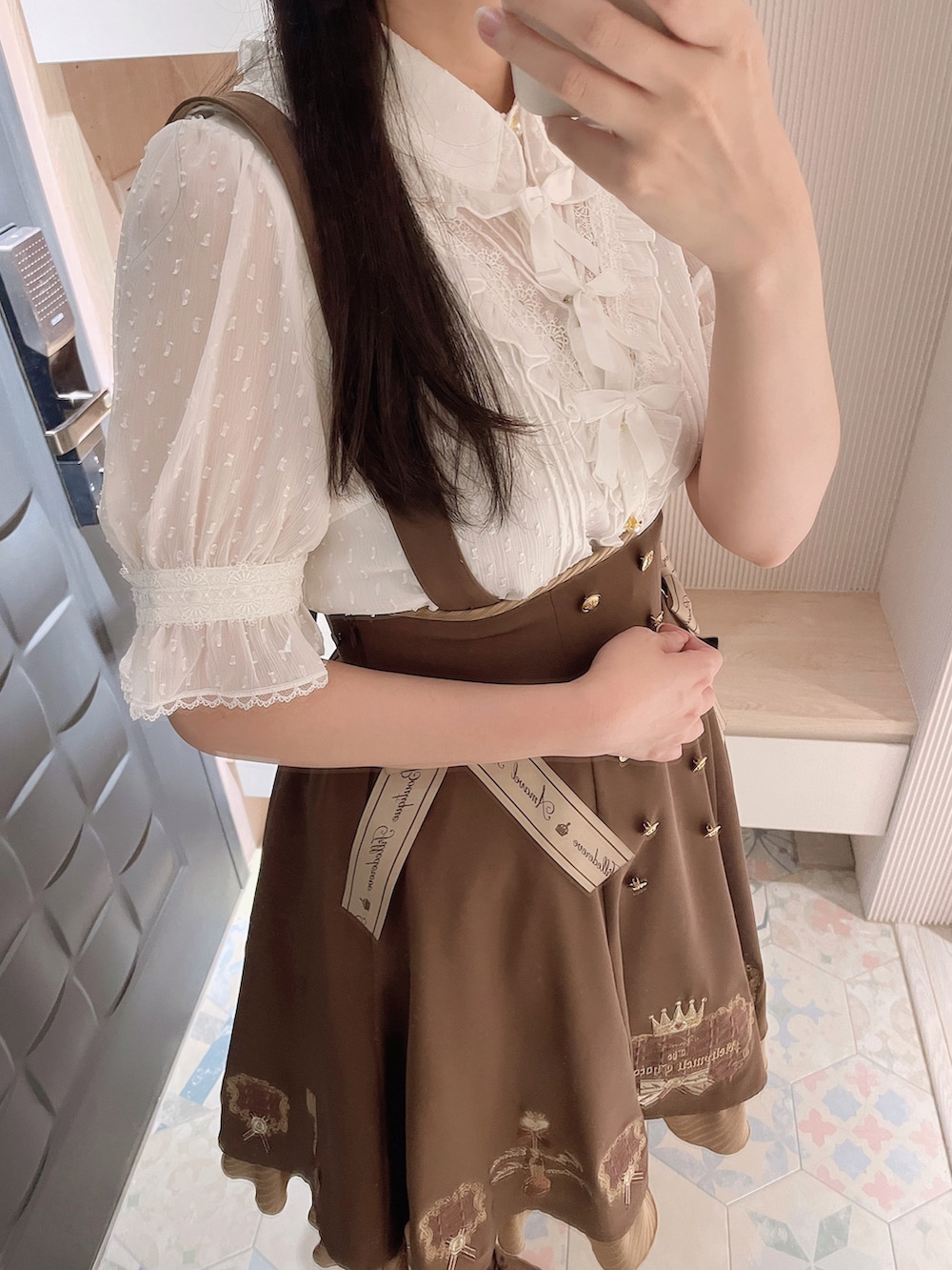「Amavelのアイテム（シャツ/ブラウス、ホワイト系）」を使った、六さん（レディース・165cm）の夏コーディネートの2枚目の写真